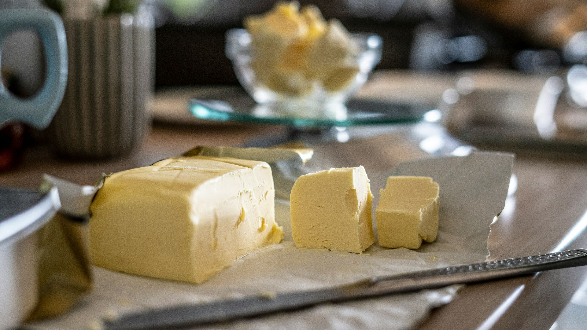 Incorporer de l'huile de coco ou du beurre