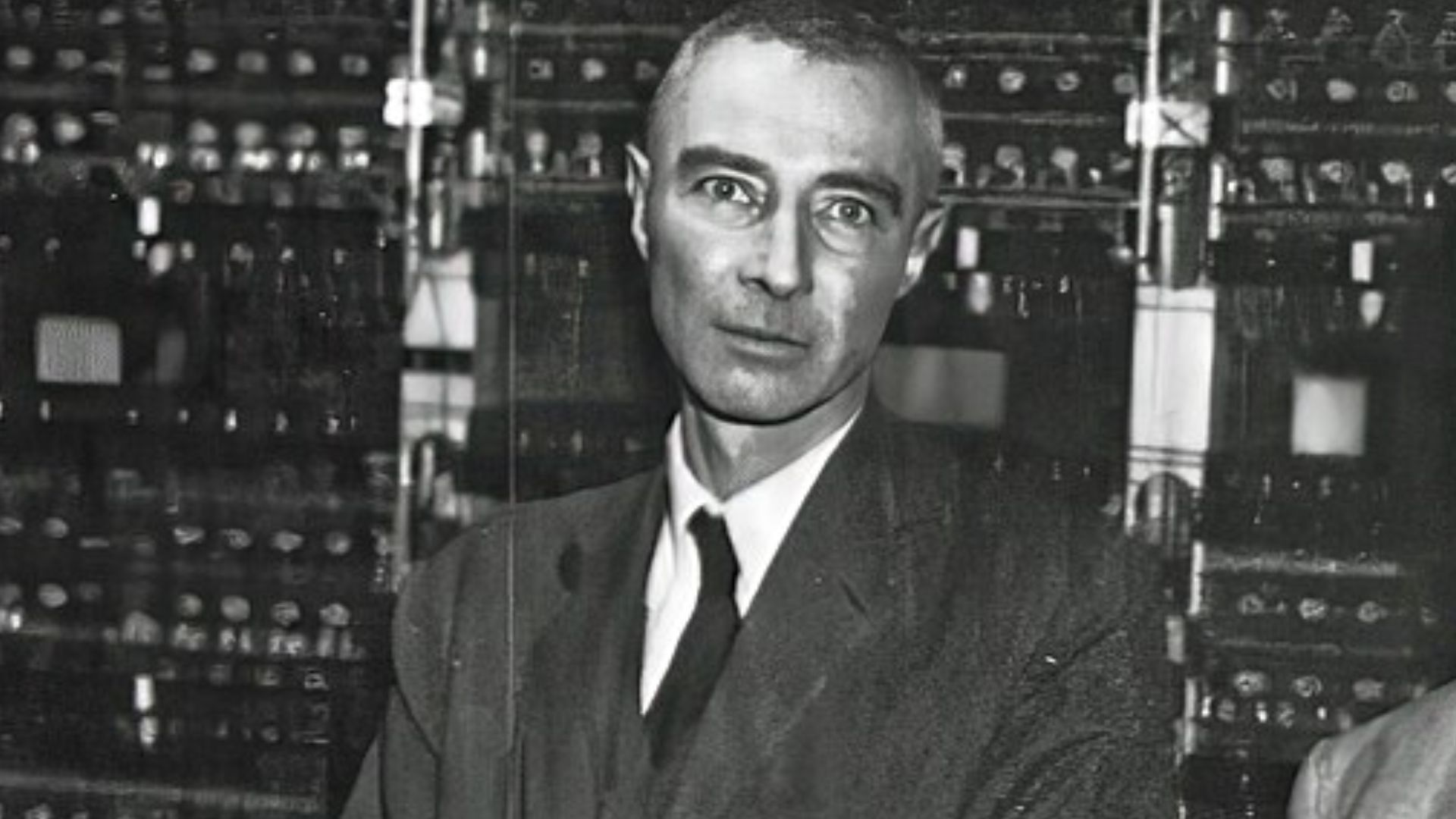 Père De La Bombe Atomique : 20 Faits Sur Oppenheimer Que Les Américains Ne Connaissent Pas Vraiment