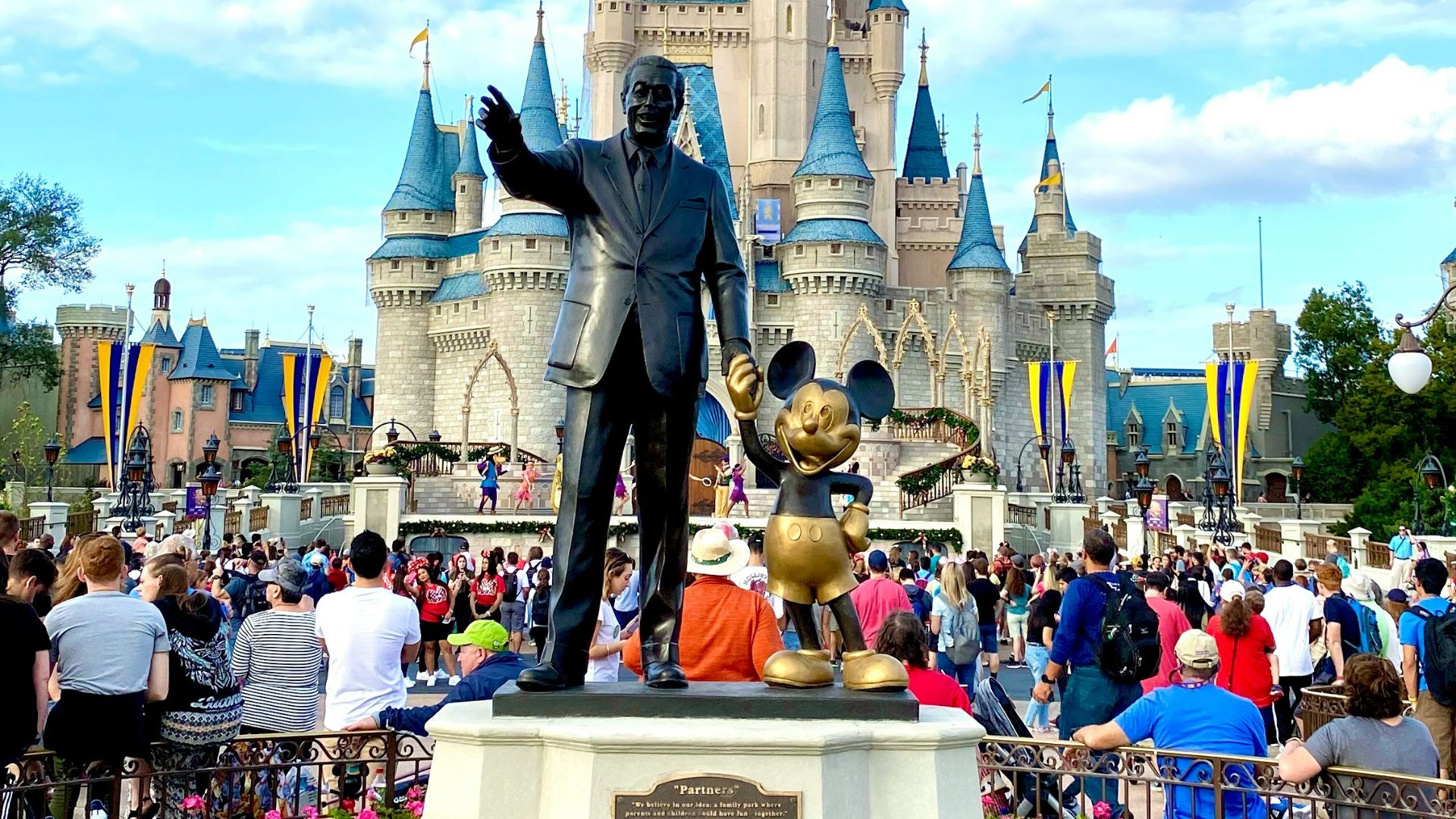 Walt Disney : 10 controverses qui hantent son héritage &amp; 10 façons dont il a changé le monde