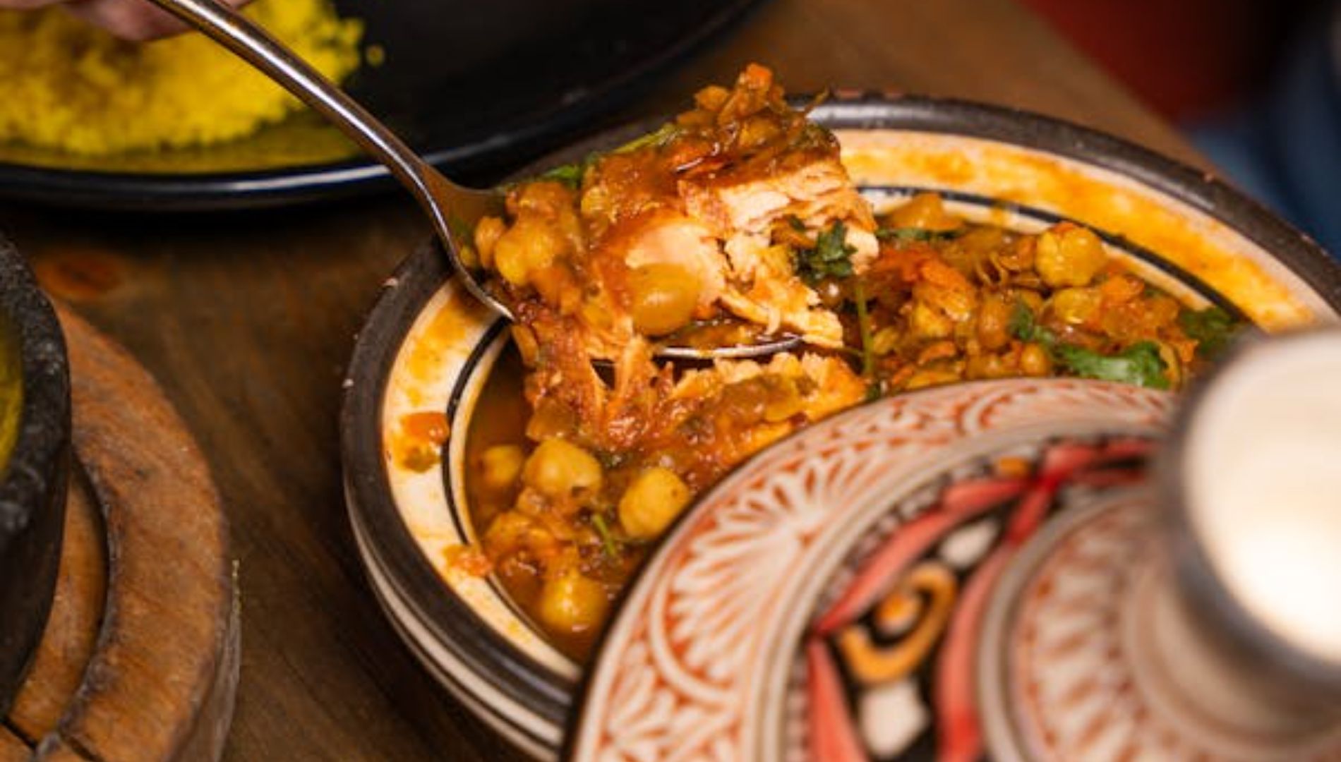 Tajine de poulet aux abricots et aux amandes