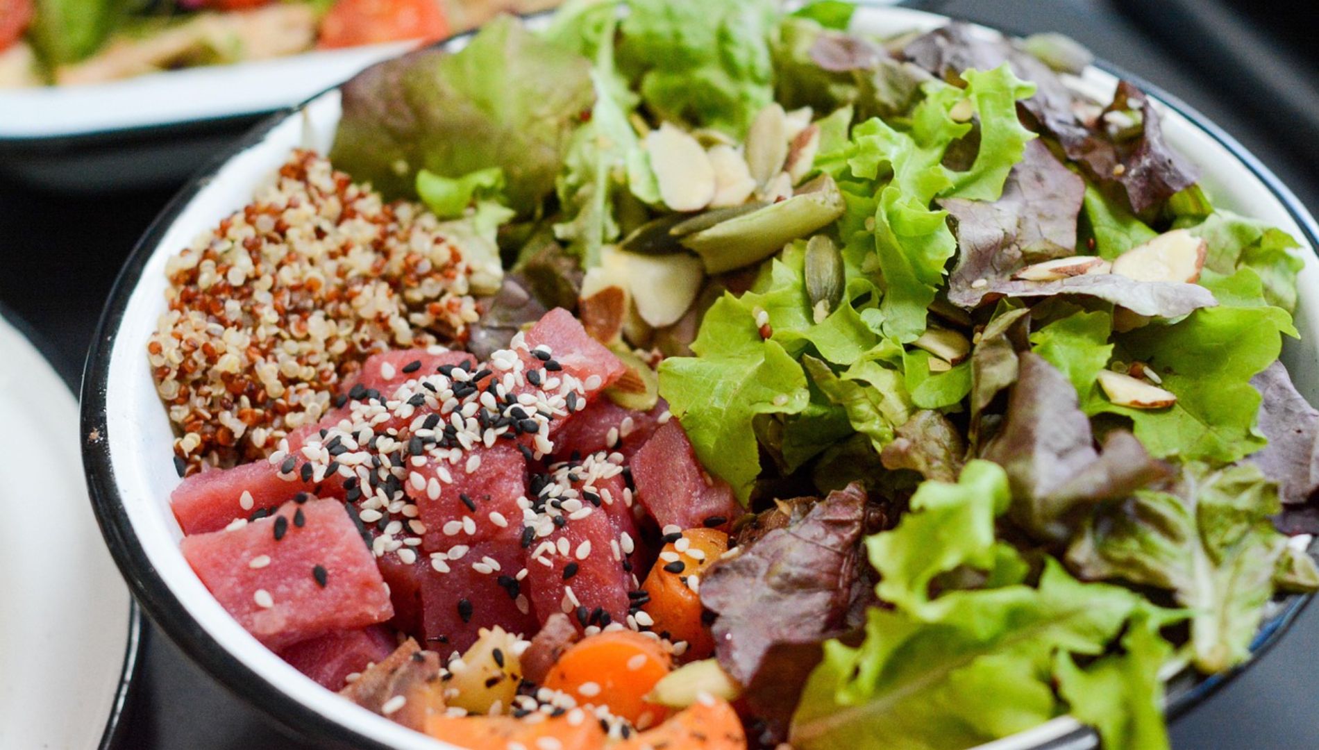 Salade composée au quinoa, avocat et thon