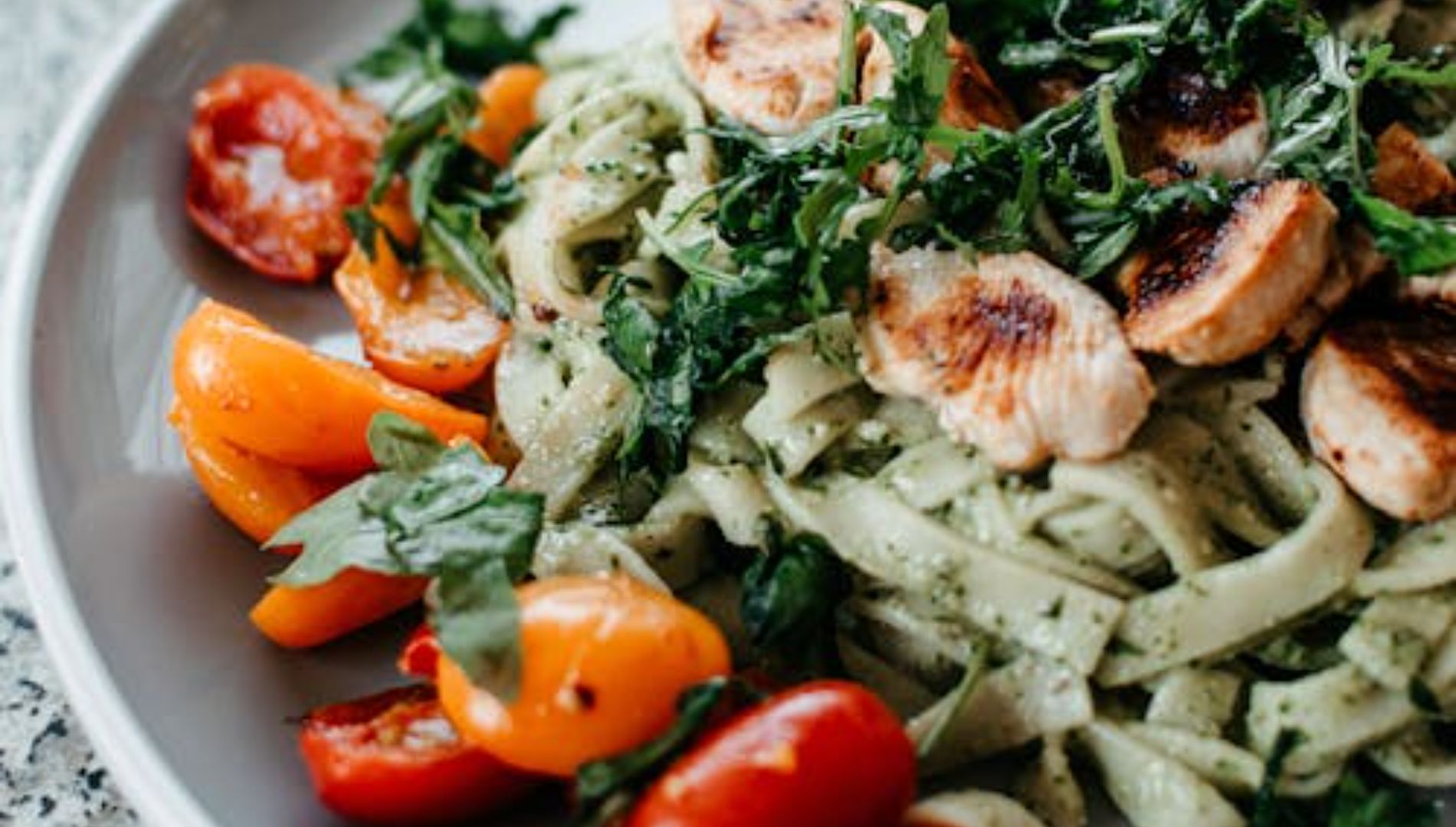 Tagliatelles à l’ail des ours, poulet et tomates