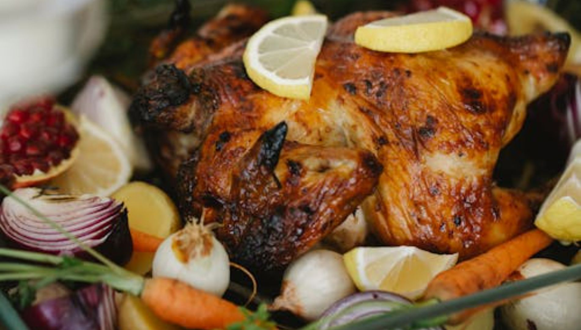 Poulet rôti et légumes rôtis