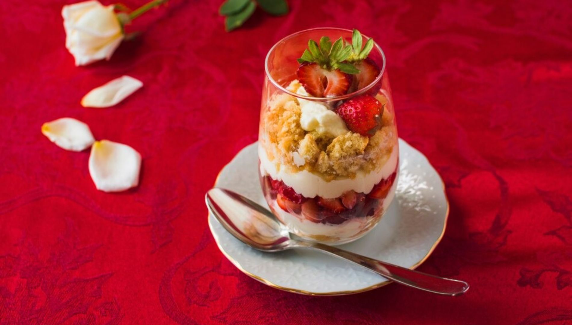 Speculoos and Strawberry Dessert