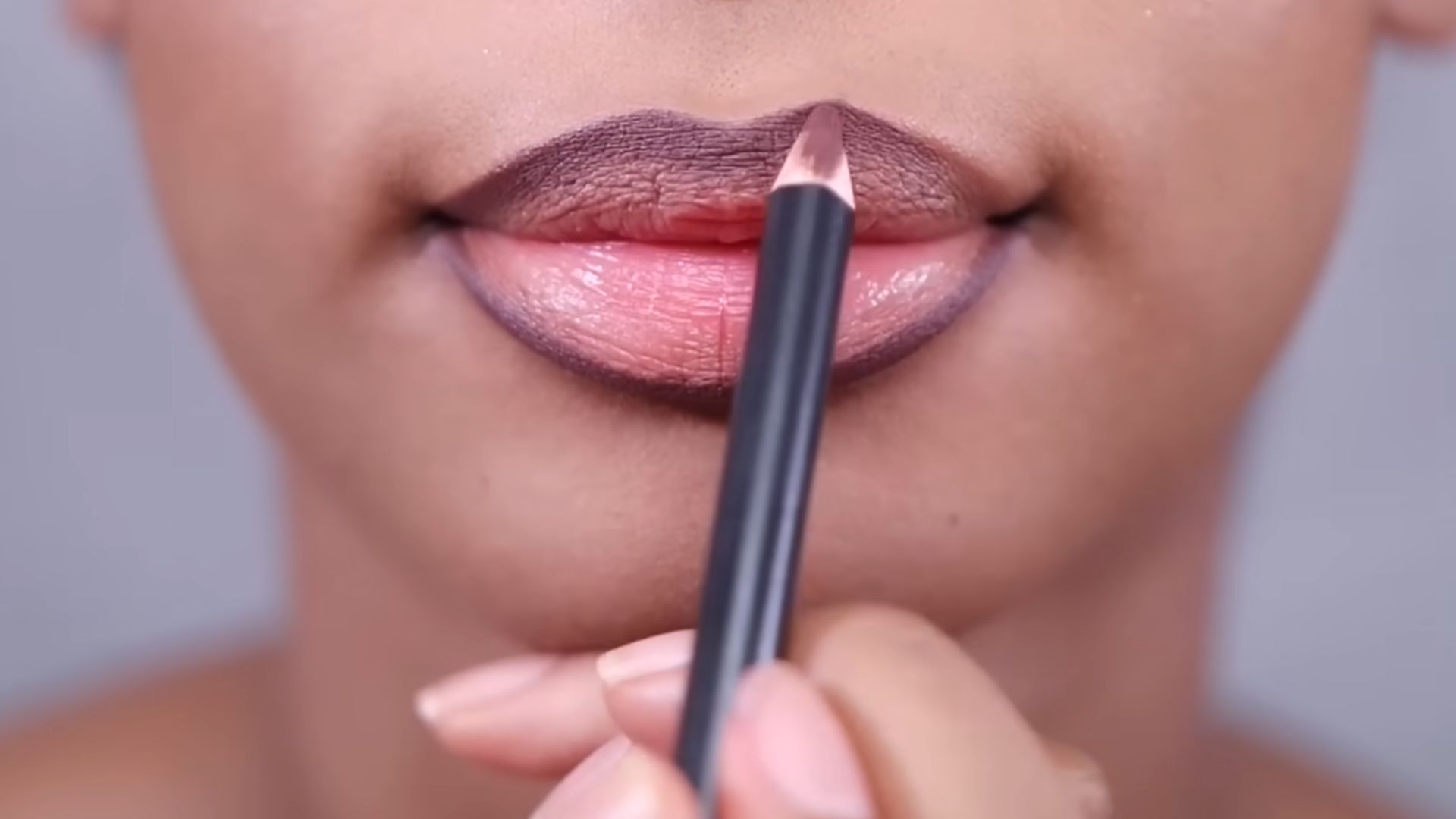 1. Crayon à lèvres brun sans rouge à lèvres