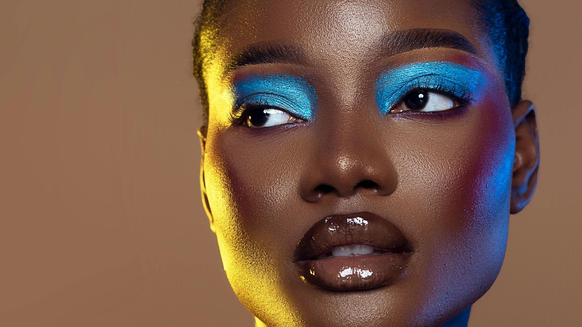 4. Ombre à paupières bleu givré