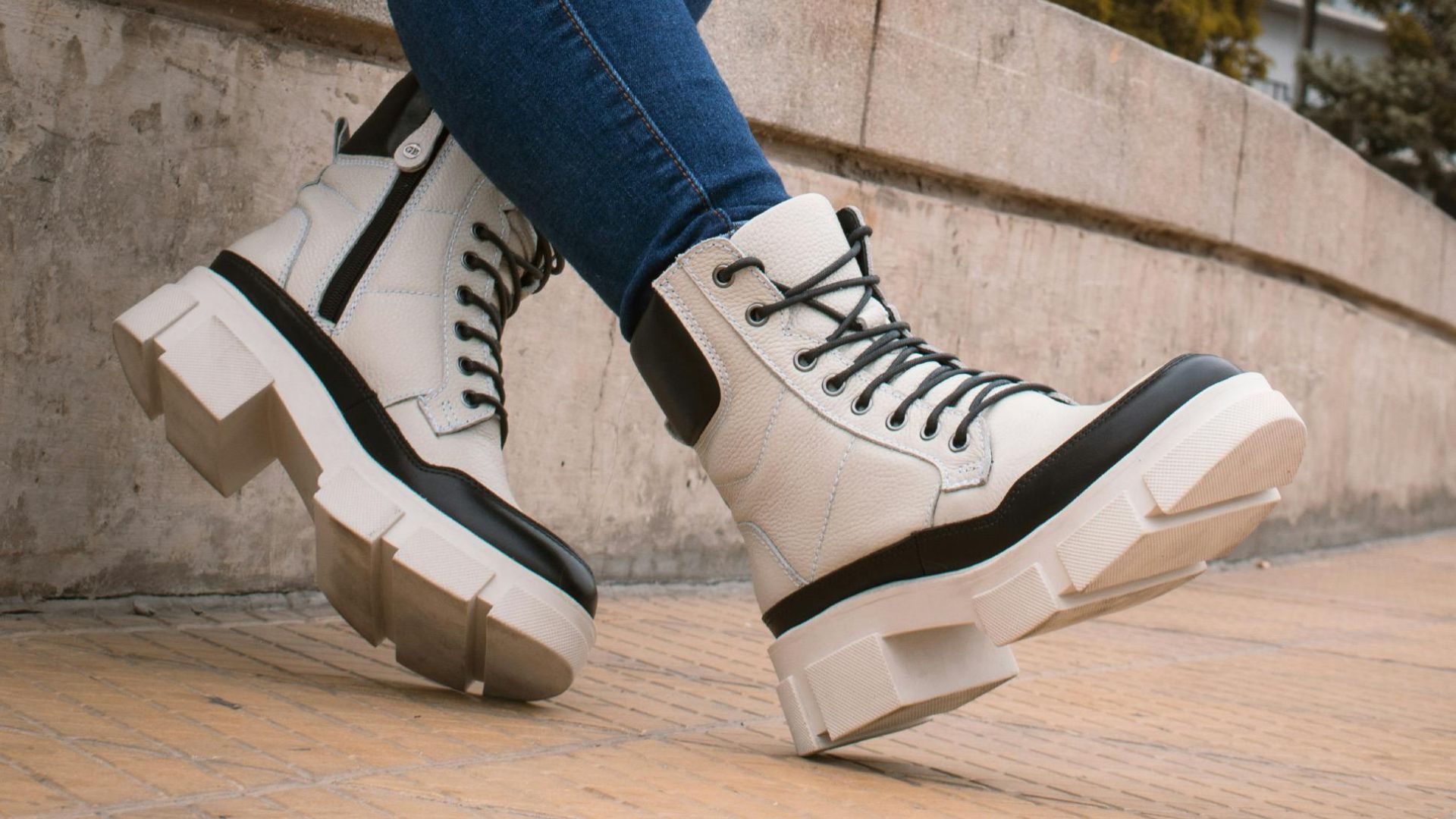 8. Bottes à lacets et à plateforme