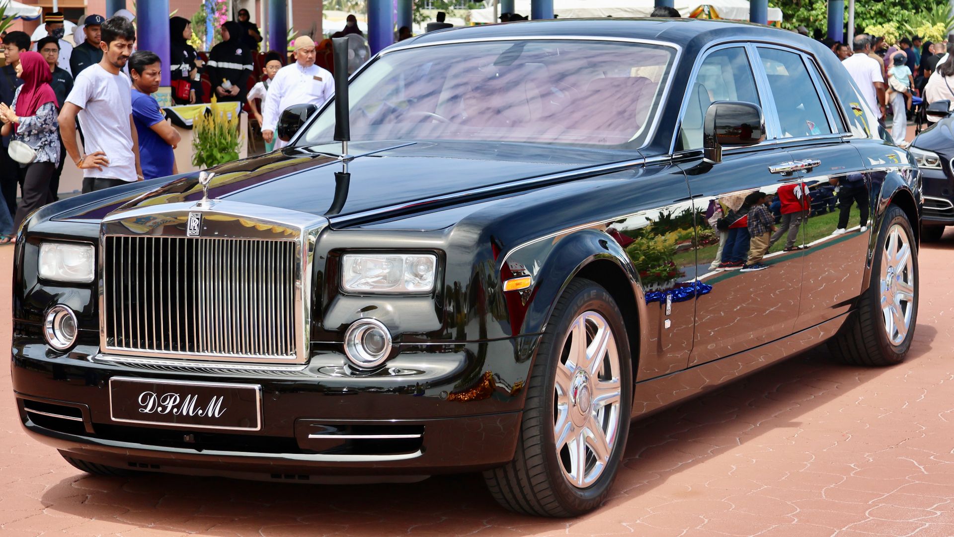 3. Rolls-Royce Phantom : 597 750$