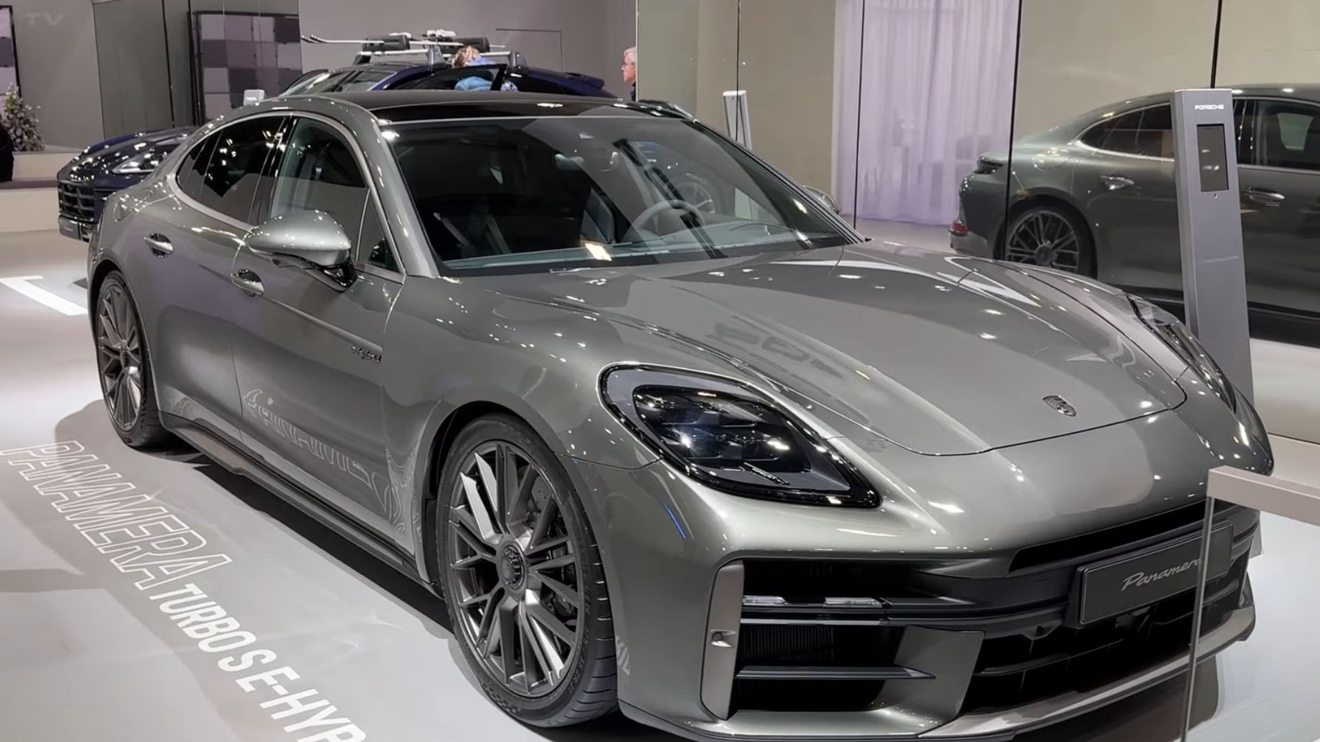 9. Porsche Panamera Turbo S E-Hybrid : 230 000$