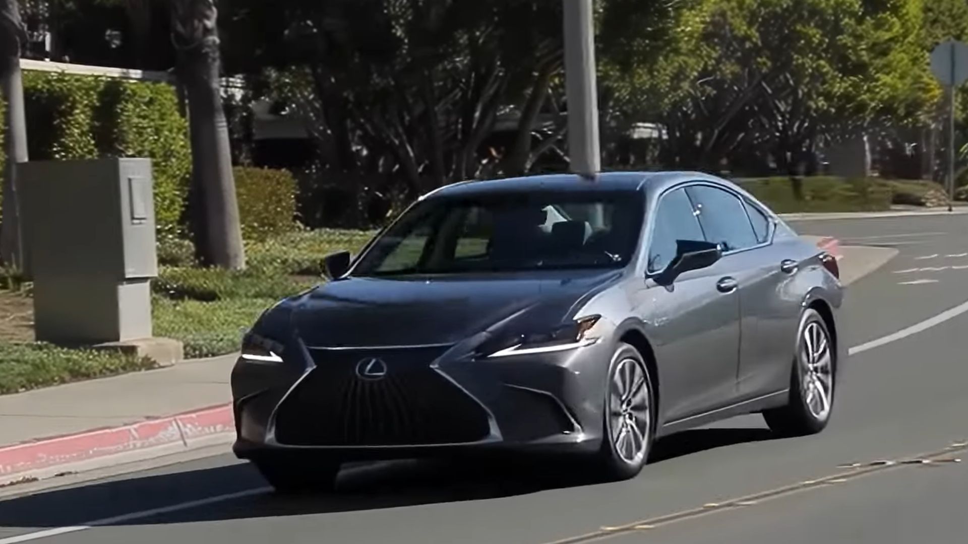 5. 2025 Lexus ES 250 : 40 461$