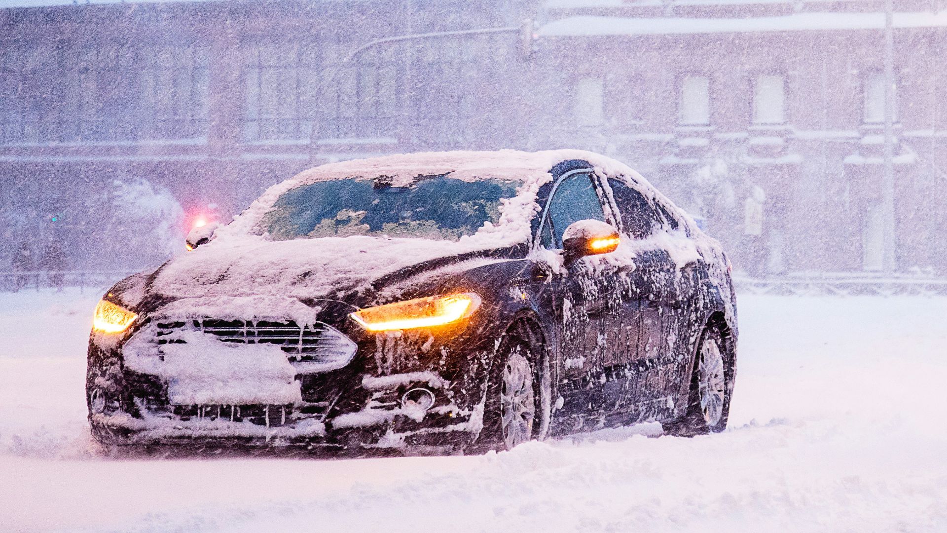20 voitures qui roulent éternellement dans la neige