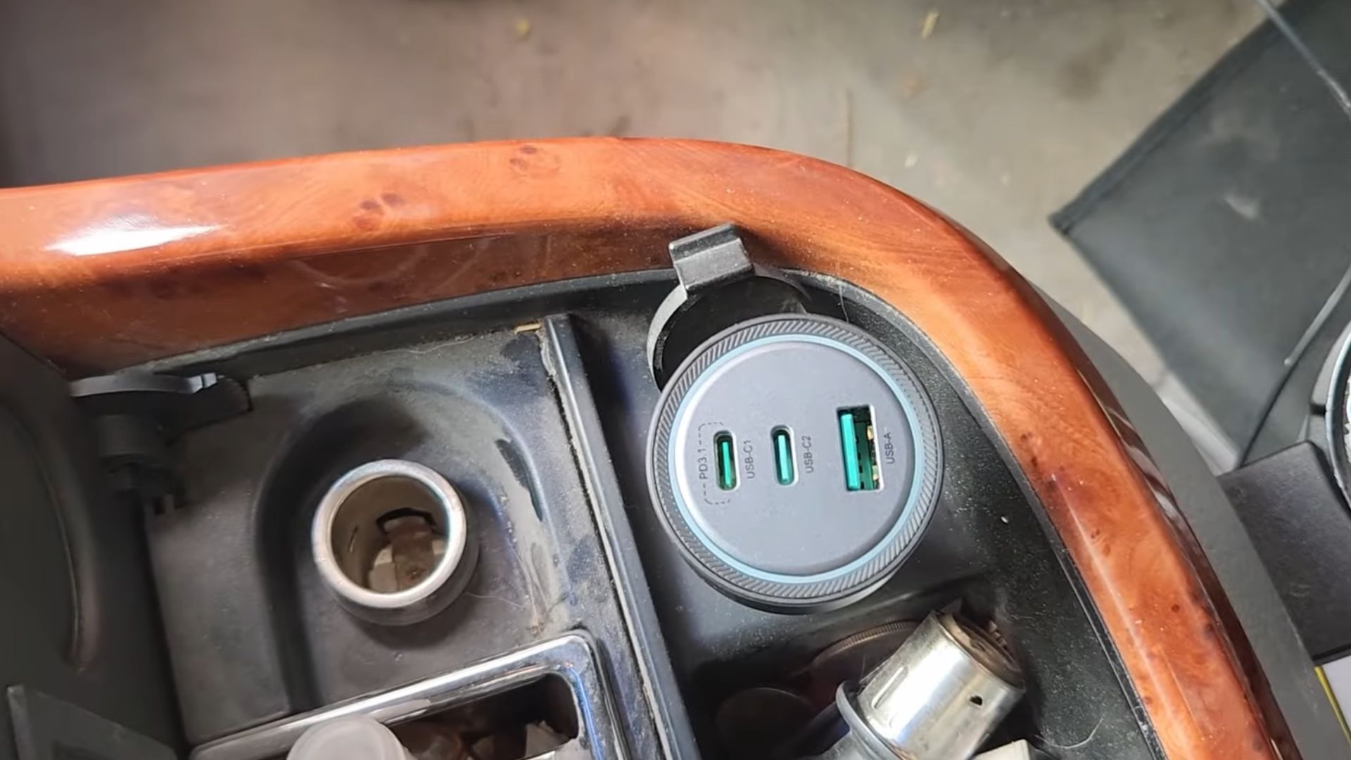 12. Adaptateur USB à charge rapide