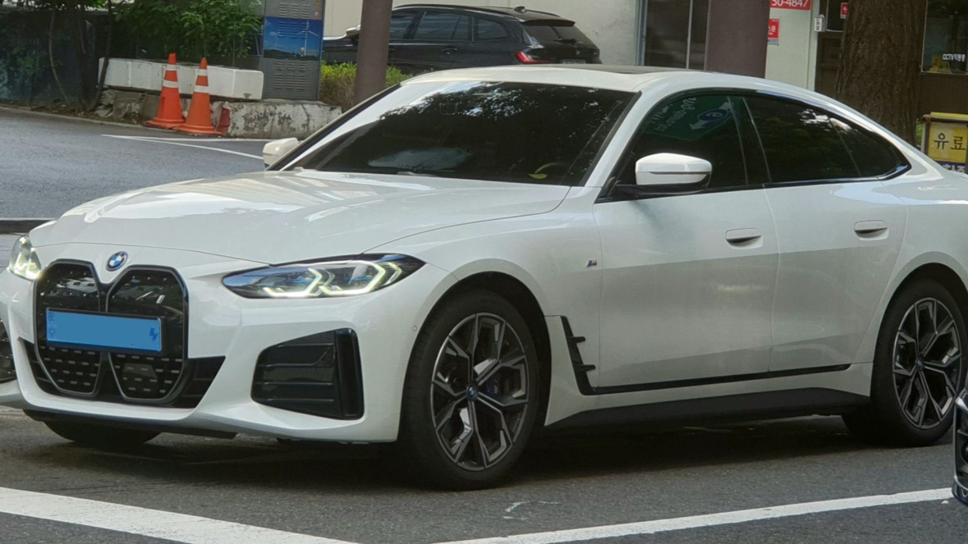 1. BMW i4 e40