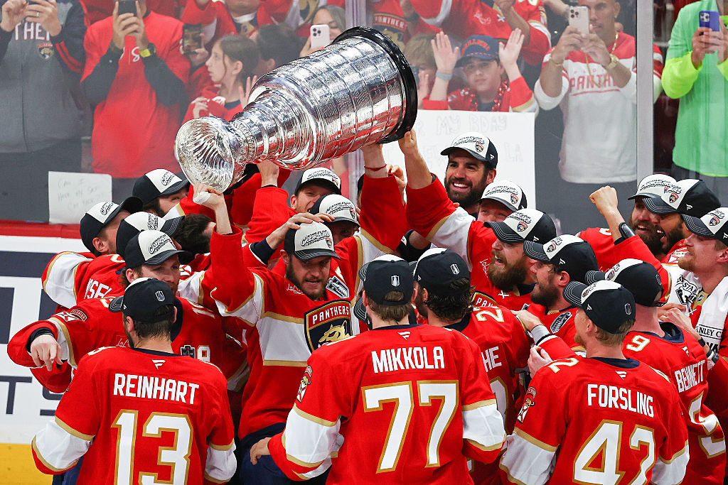Everyone gathered around Barkov!