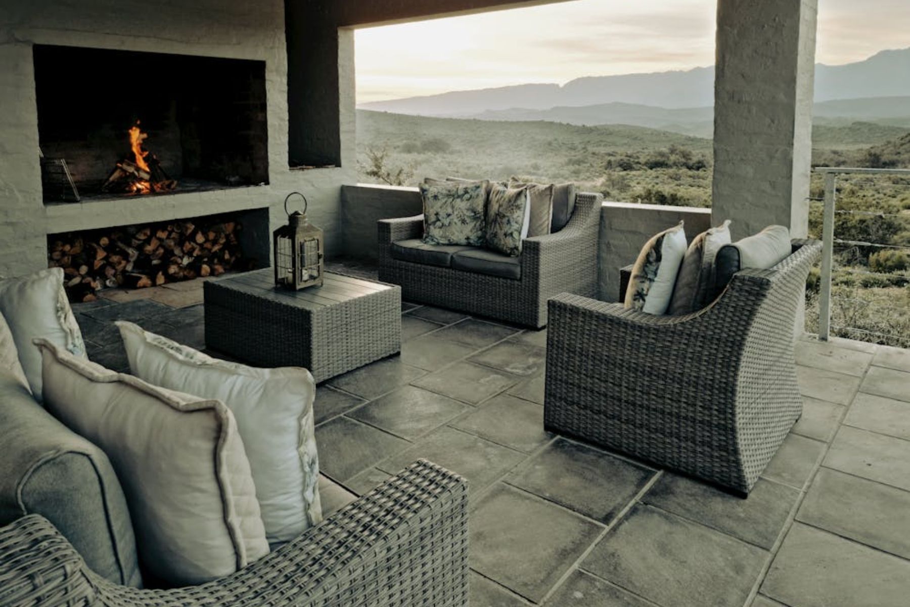 Outdoor-Indoor Fireplaces For Seamless Living