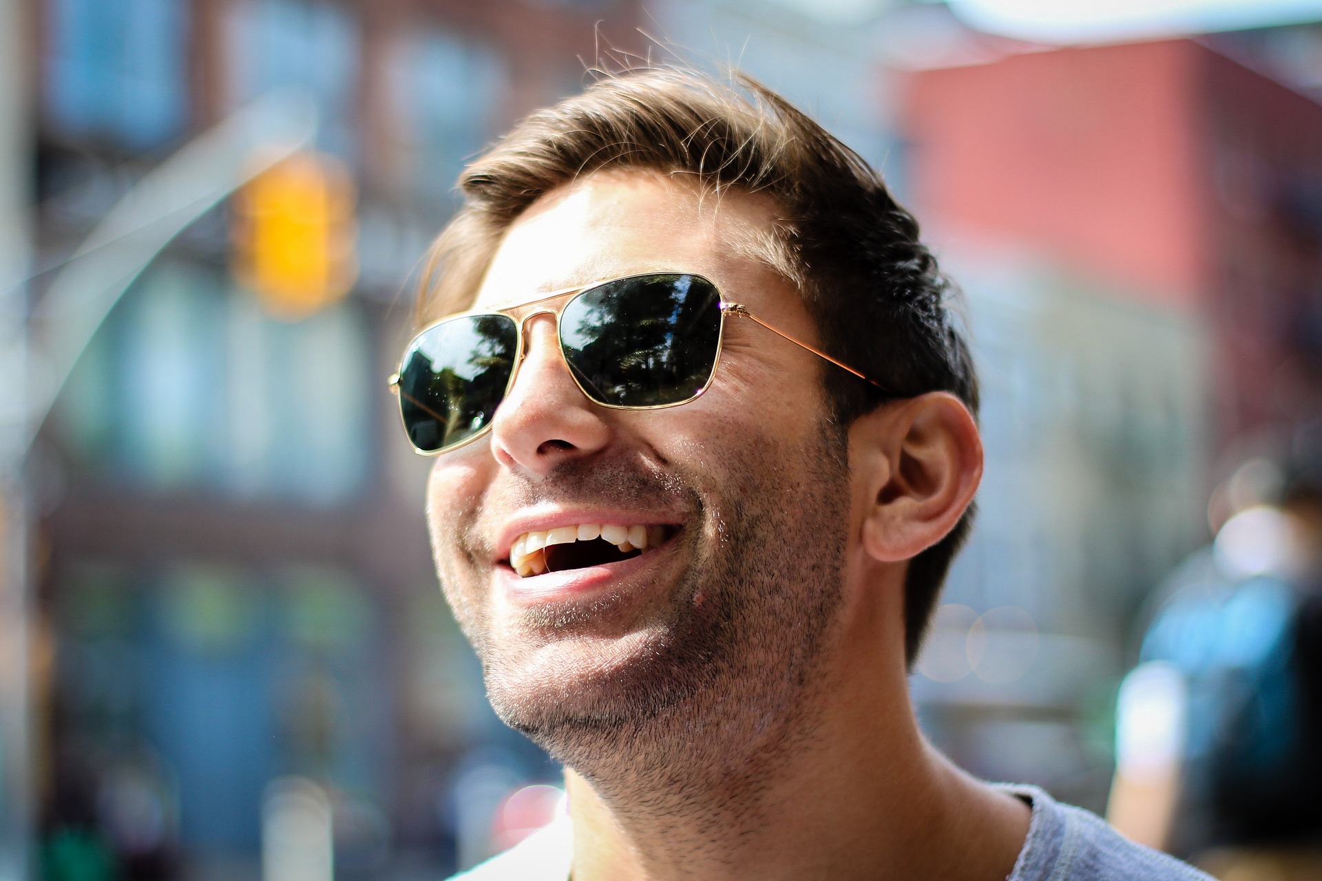 Sunglasses With A Defined Frame