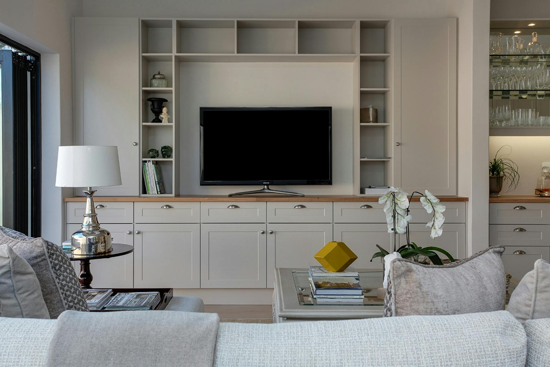 Floating TV With No Anchor Pieces