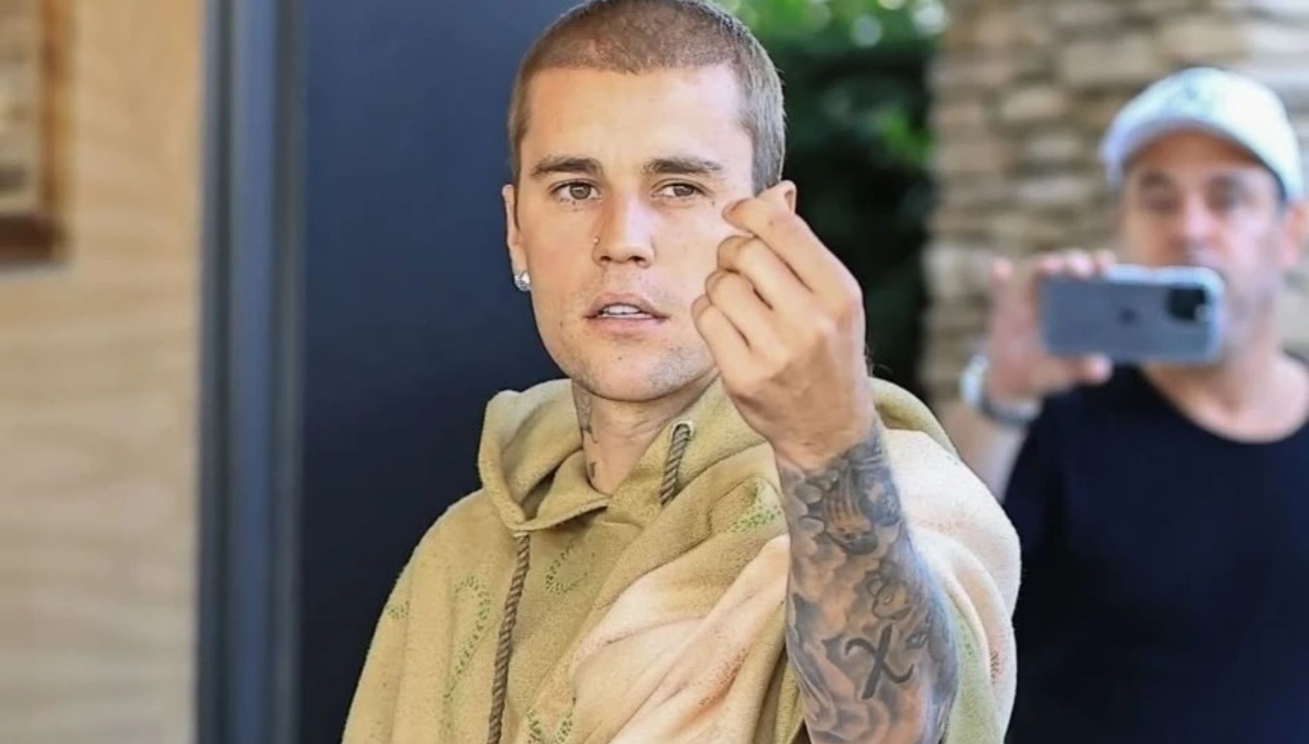 An unhealthy relationship with the paparazzi