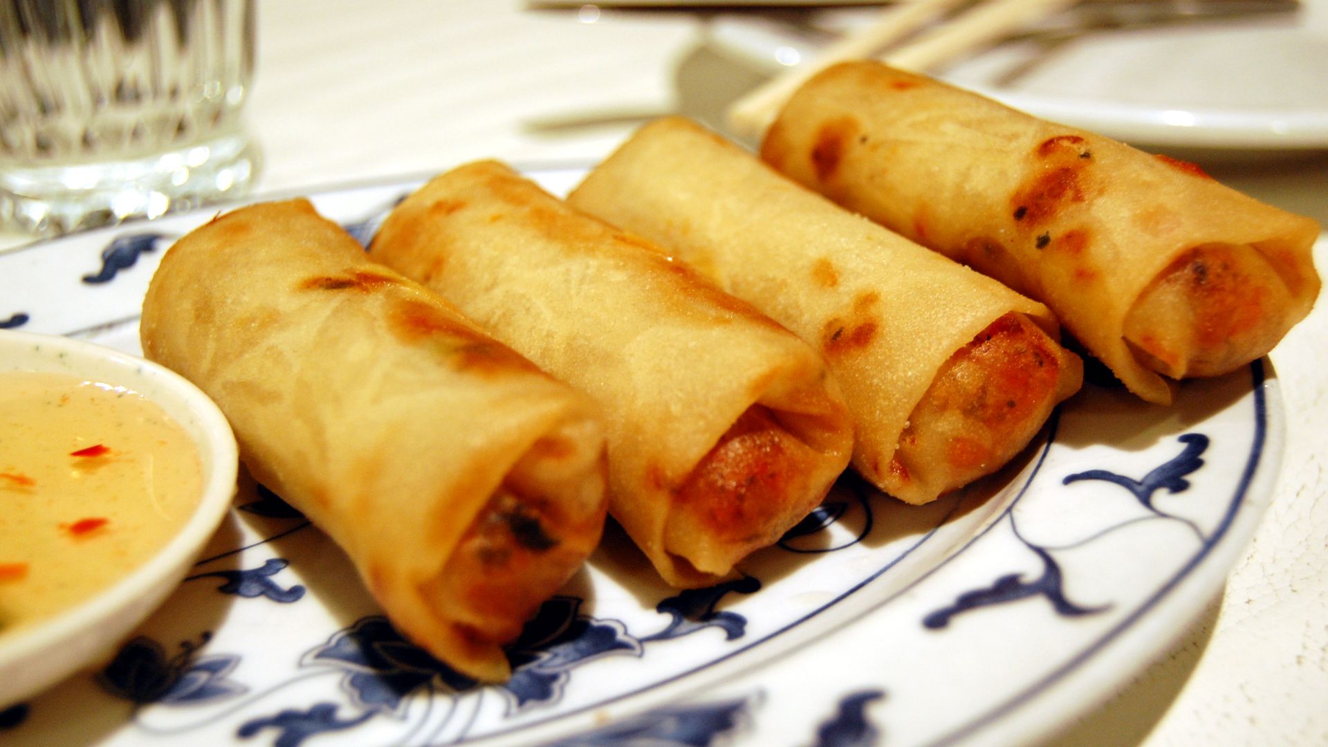 Rouleaux de printemps frais avec enveloppes frites