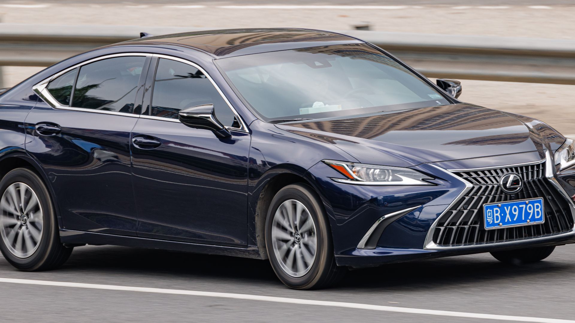 8. 2024 Lexus ES 300h