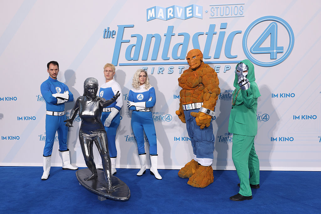 Cosplayers des Fantastic Four, du SIlver Surfer et de Dr. Doom