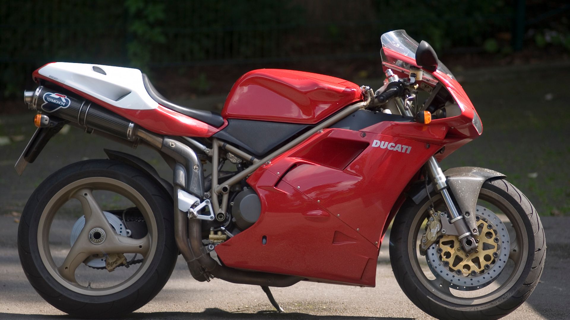 2. Ducati 916