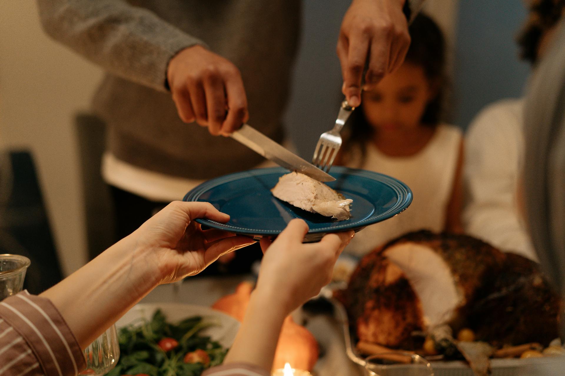 Une seule personne qui sert toujours les plats