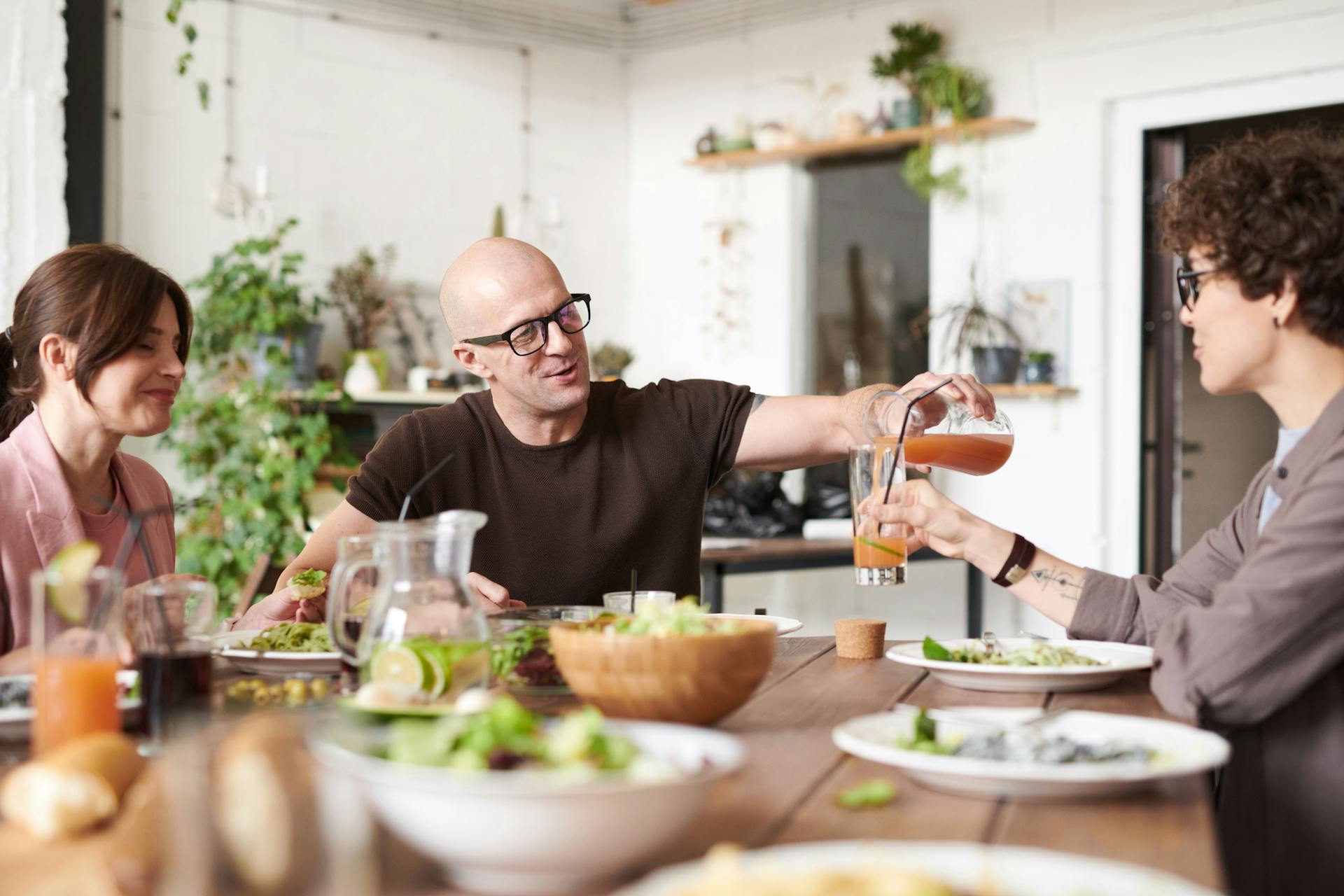 Partager des moments de rire autour d'un repas