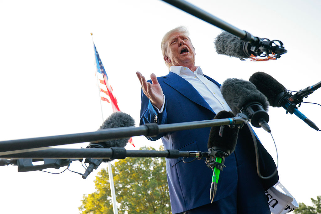 Trump attaque l’administration Biden