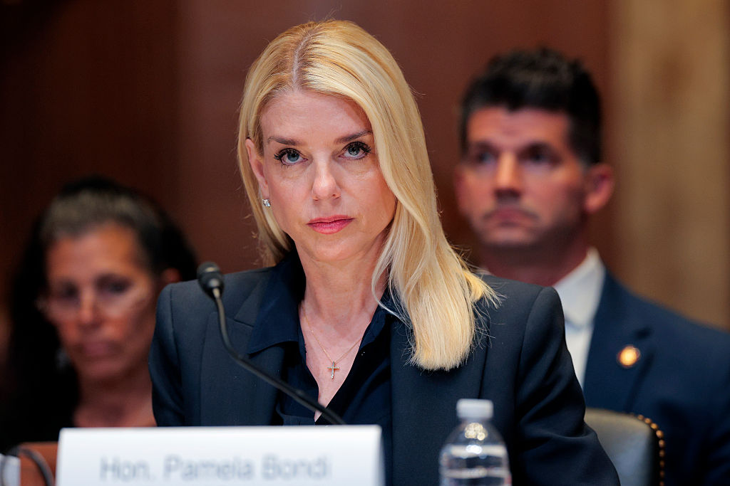Des appels à la démission de Pam Bondi