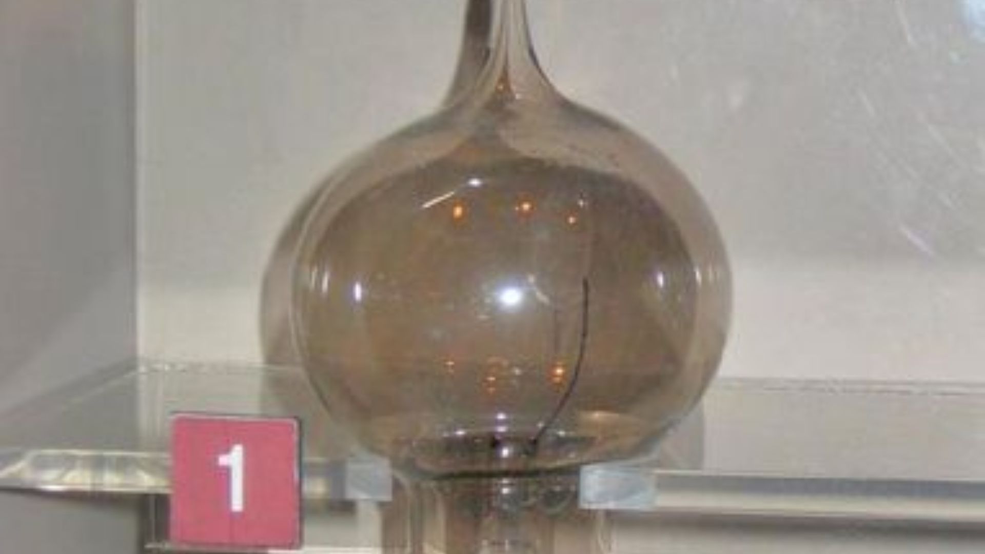 13. Première ampoule électrique