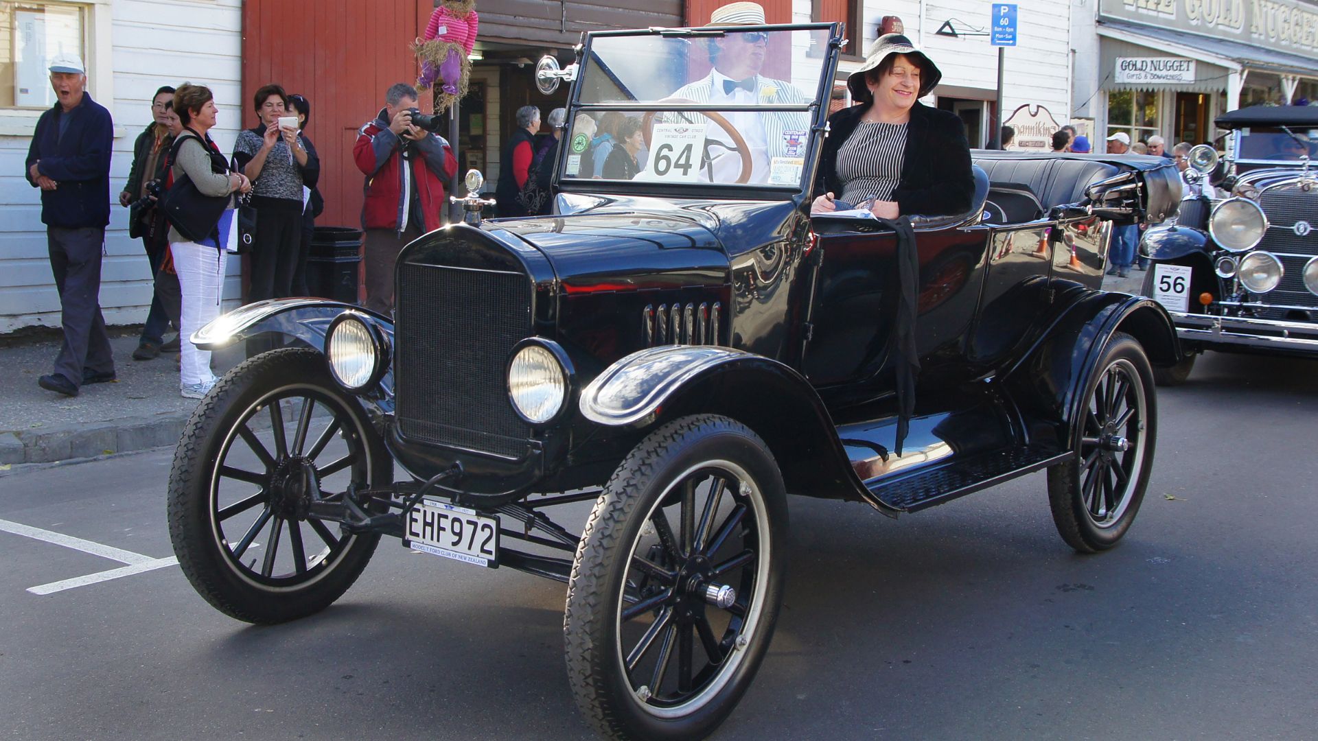 17. Sortie de la première voiture produite en série