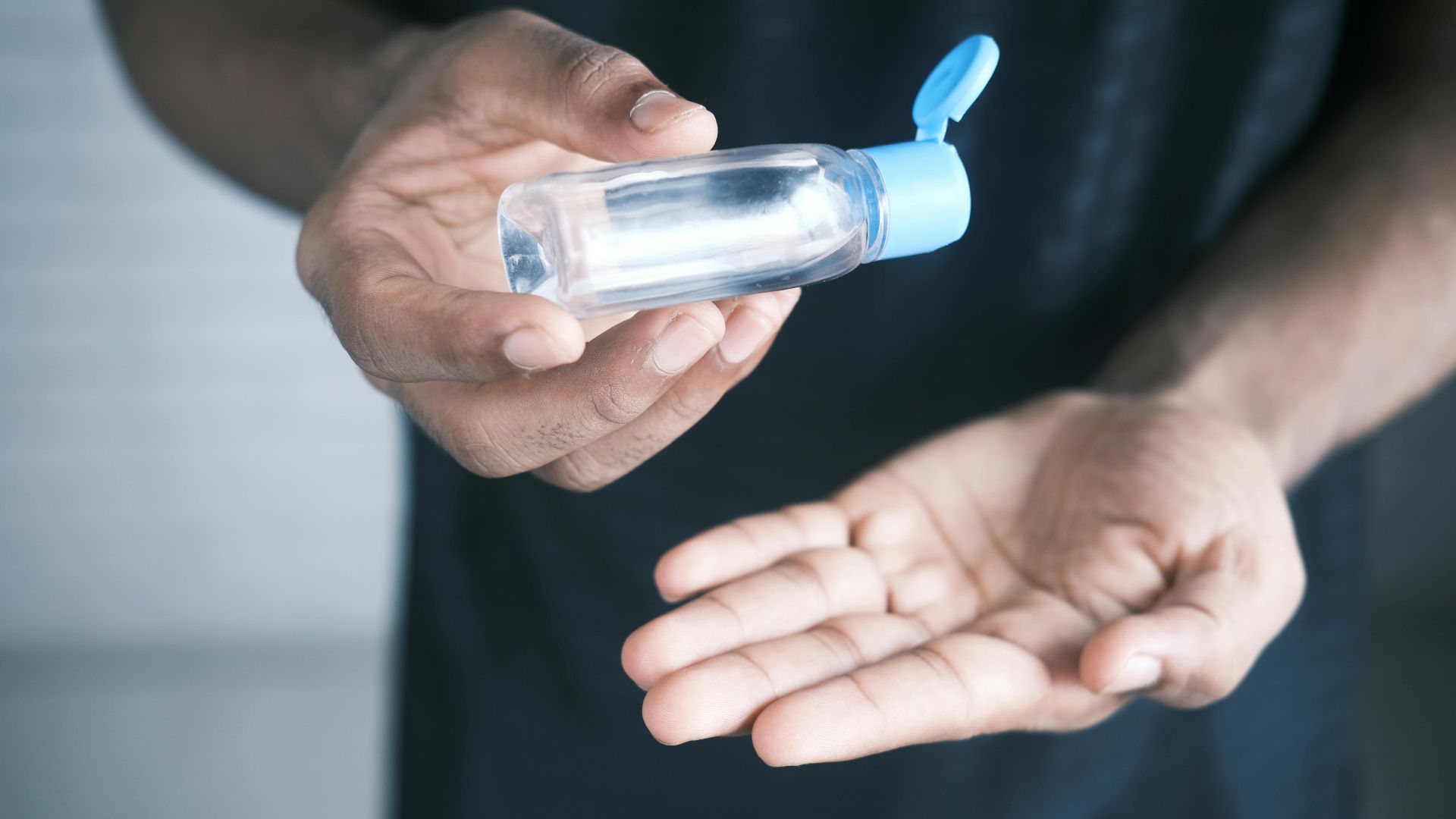 11. Utilisez un désinfectant pour les mains avant de toucher votre visage