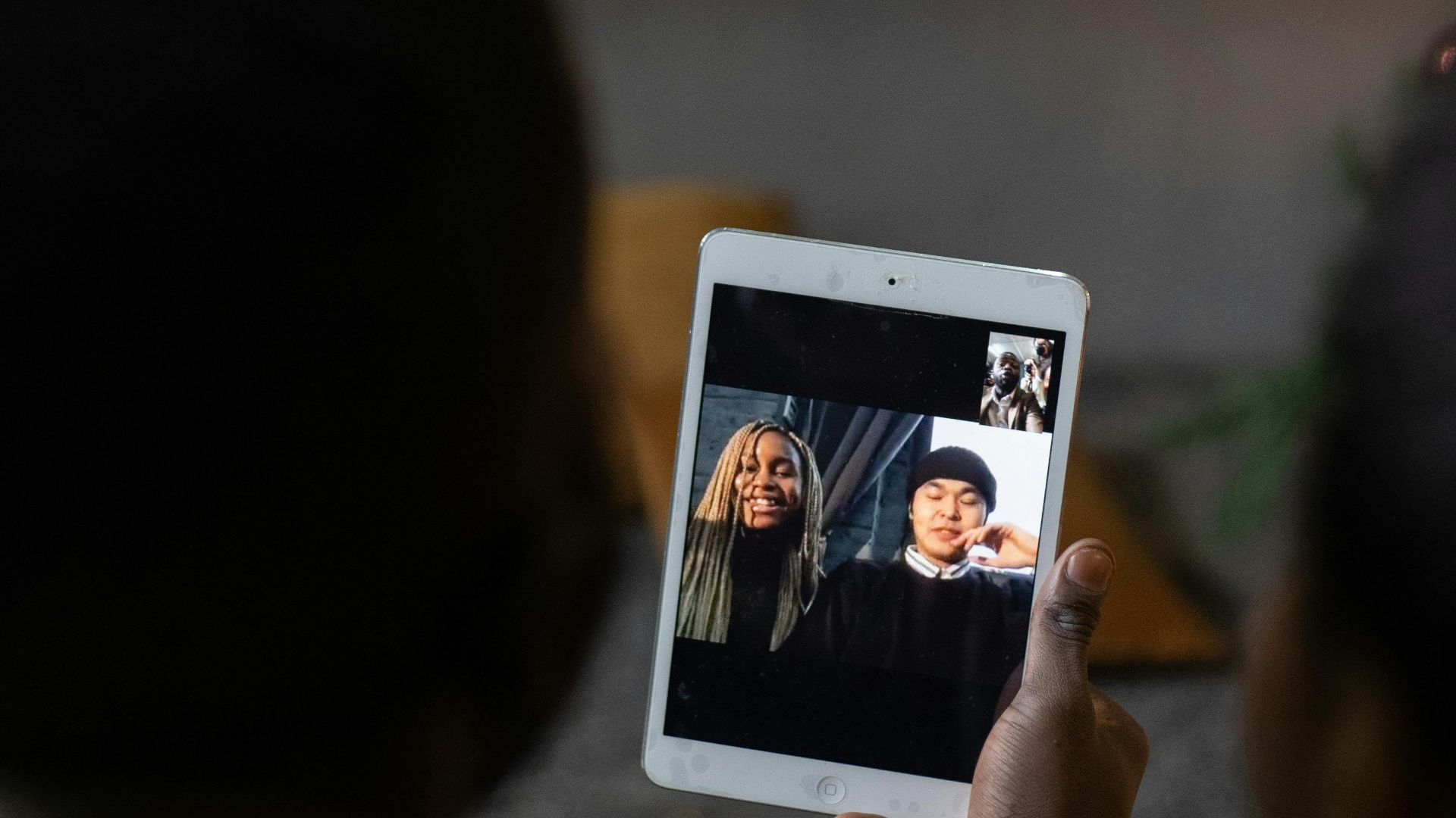 9. Permet de communiquer en toute sécurité avec la famille par le biais d'appels vidéo