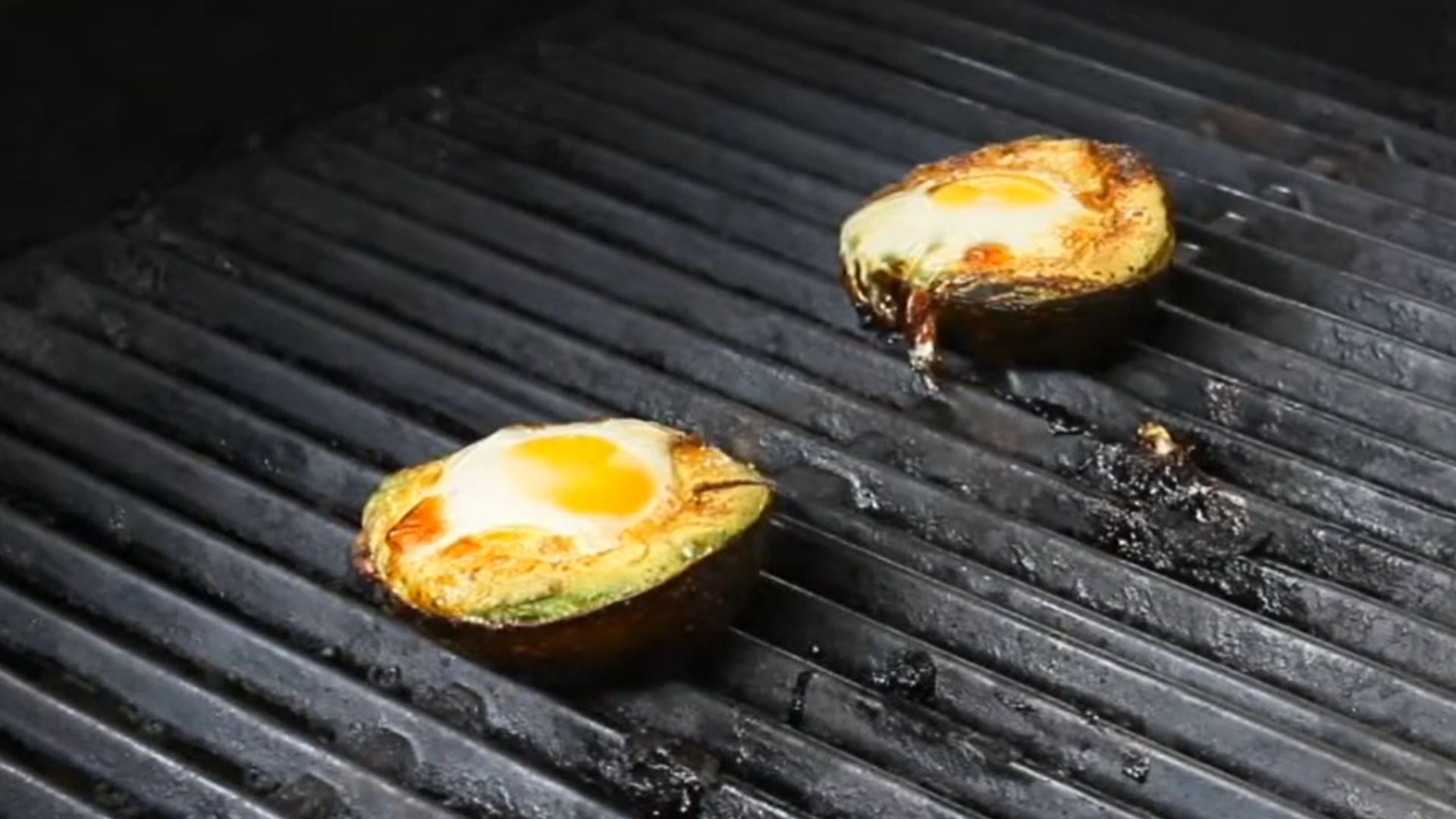 4. Moitiés d'avocat avec centre d'œuf grillé