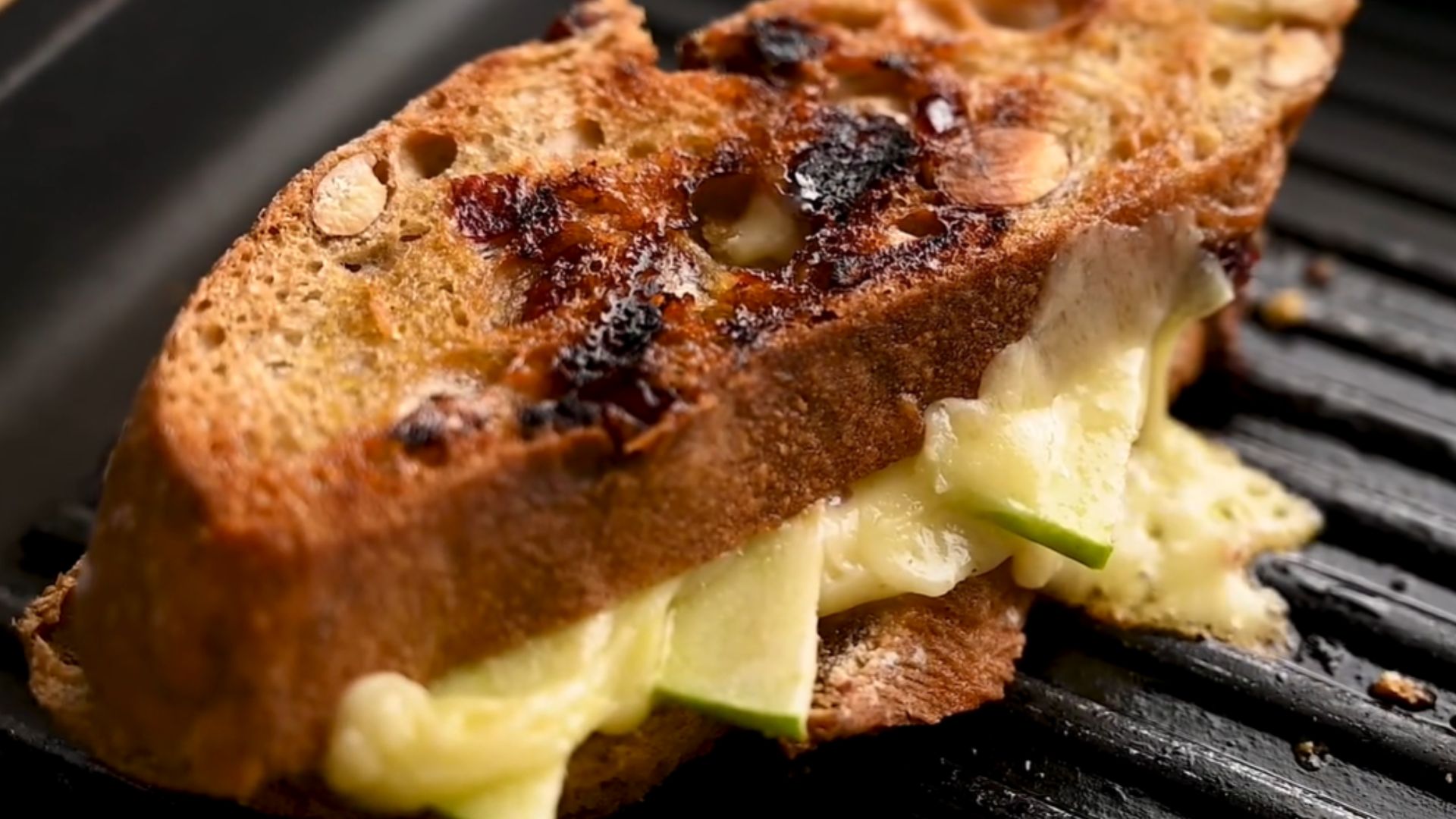 13. Tranches de pommes grillées avec du cheddar fort