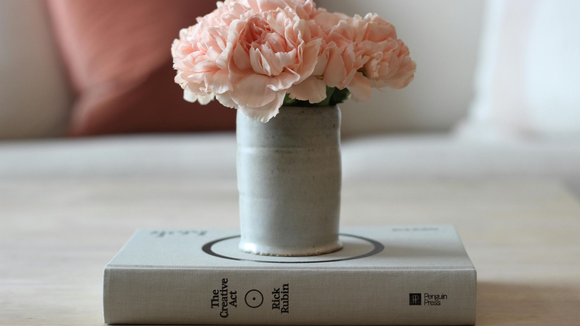 7. Table basse avec piles de livres ou de magazines