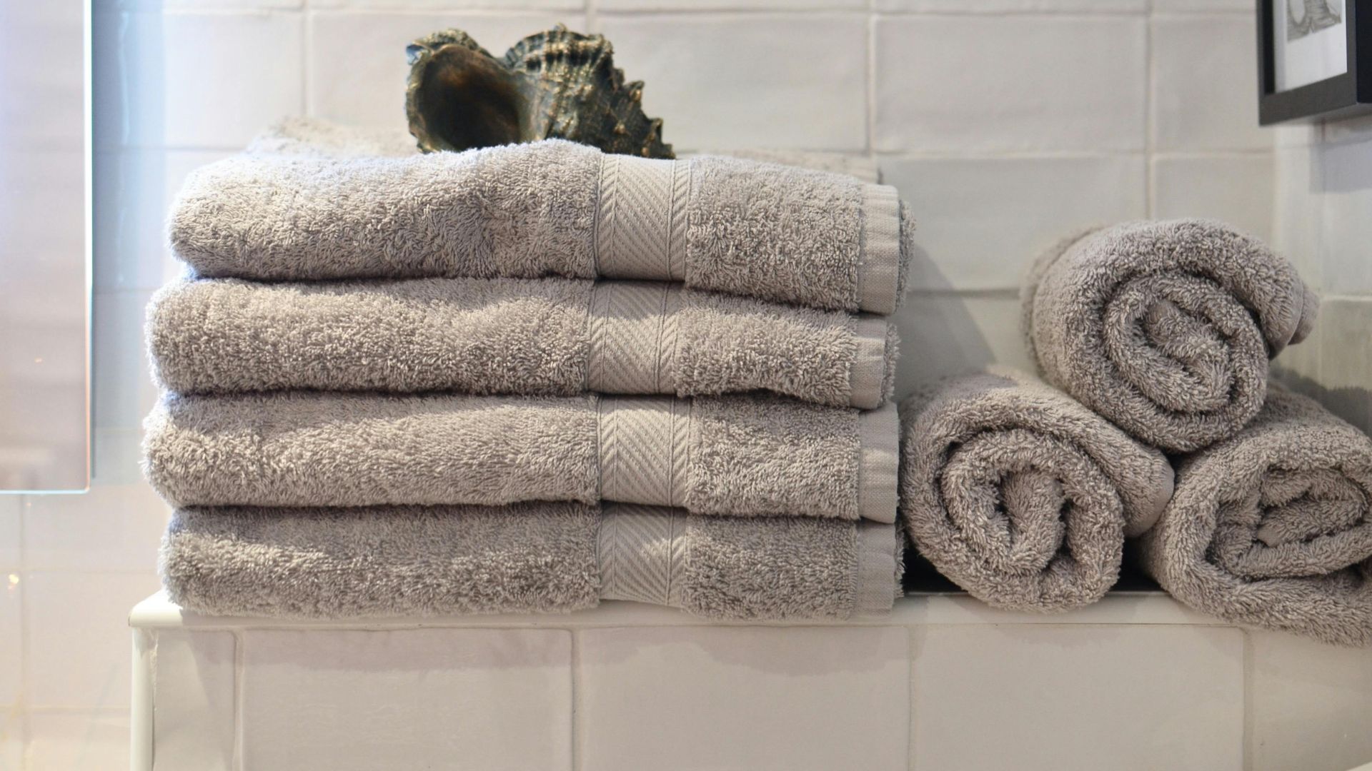 11. Serviettes de bain fraîches dans la salle de bain des invités
