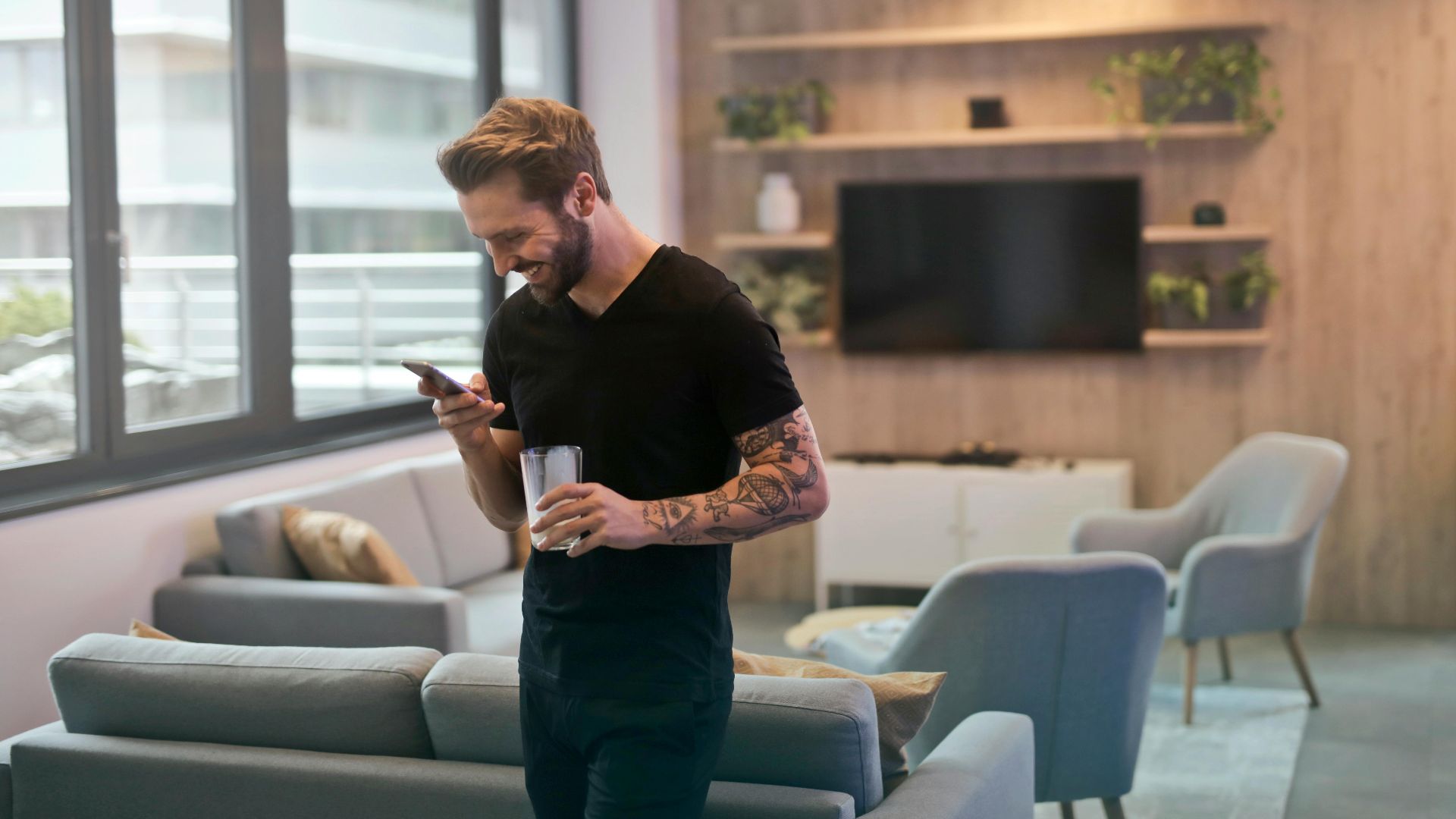 1. S'immiscer constamment dans les conversations