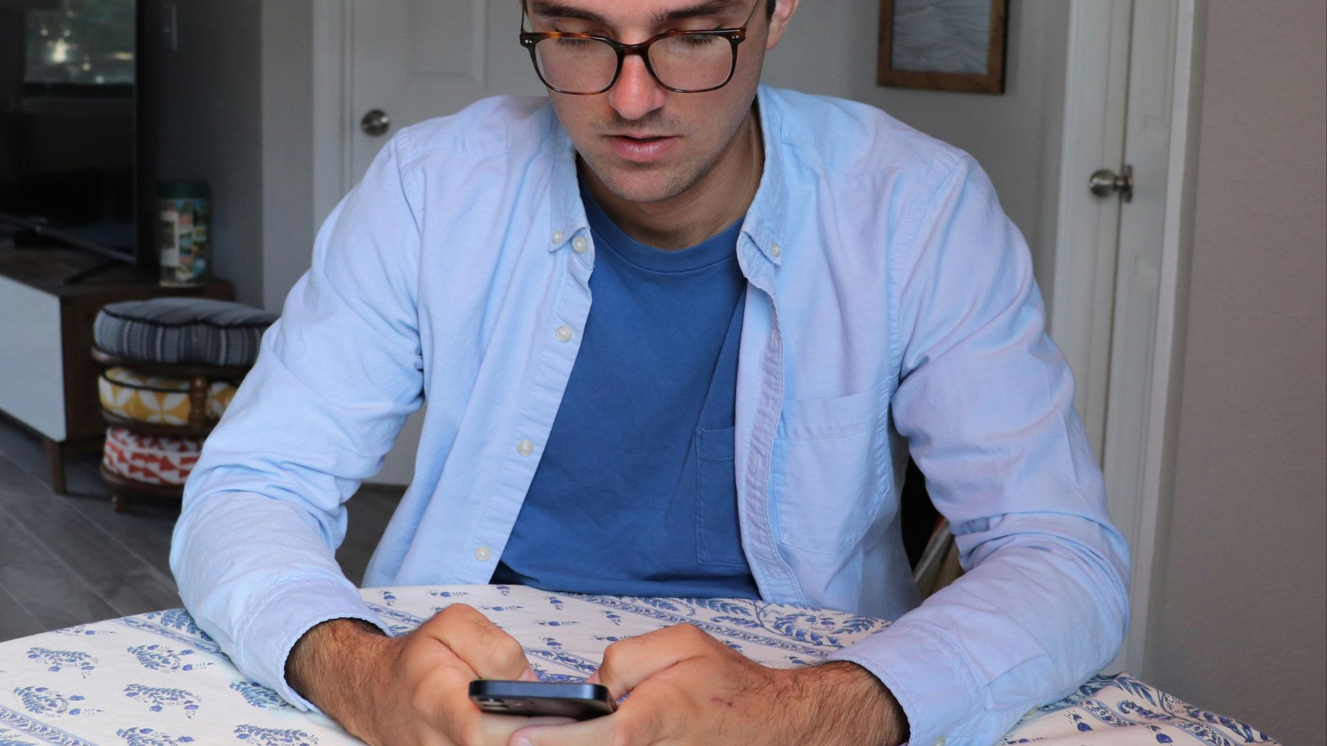 8. Faire semblant de poser des questions