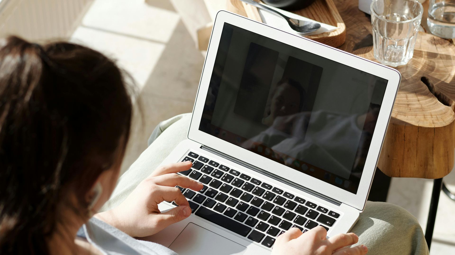 13. Créer une fausse indignation pour attirer l'attention