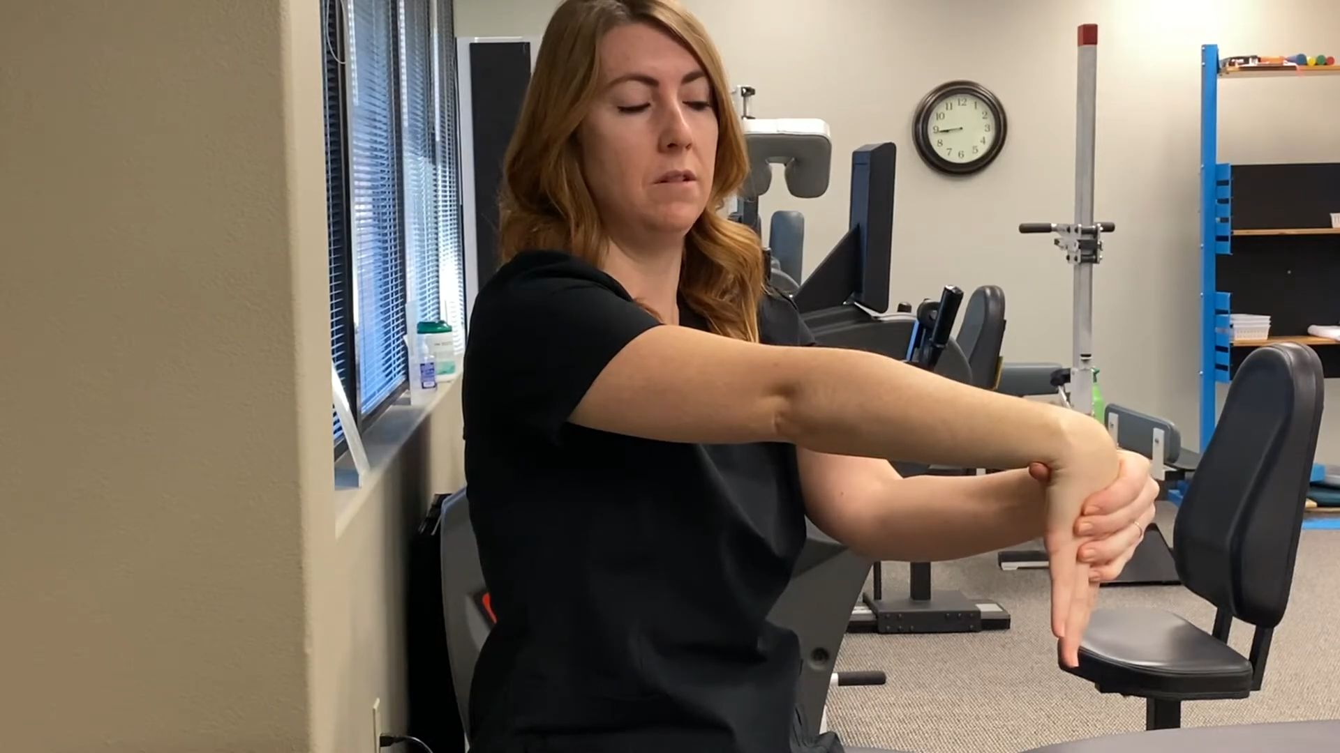 1. Étirement des muscles fléchisseurs du poignet