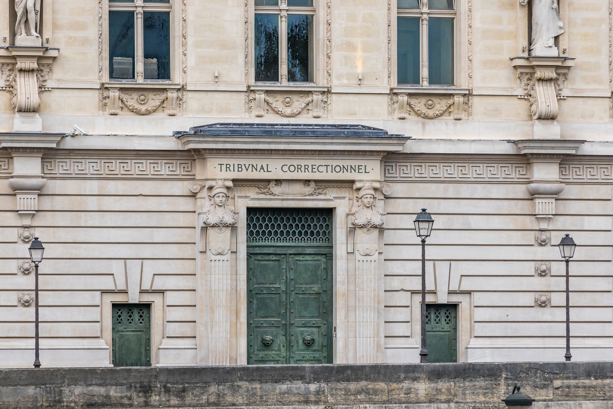 La plainte contre Natacha Rey et Amandine Roy
