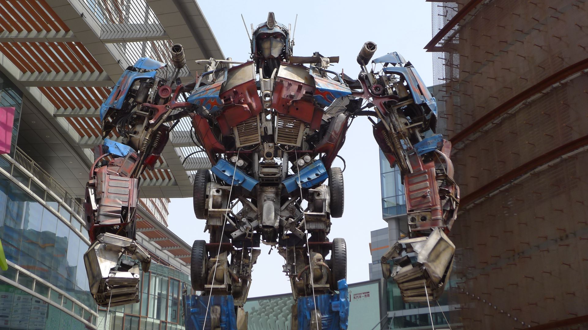 4. Optimus Prime avec panneaux corporels transformables
