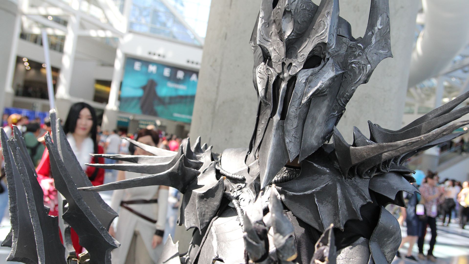 7. Sauron avec une armure à pointes et des yeux brillants