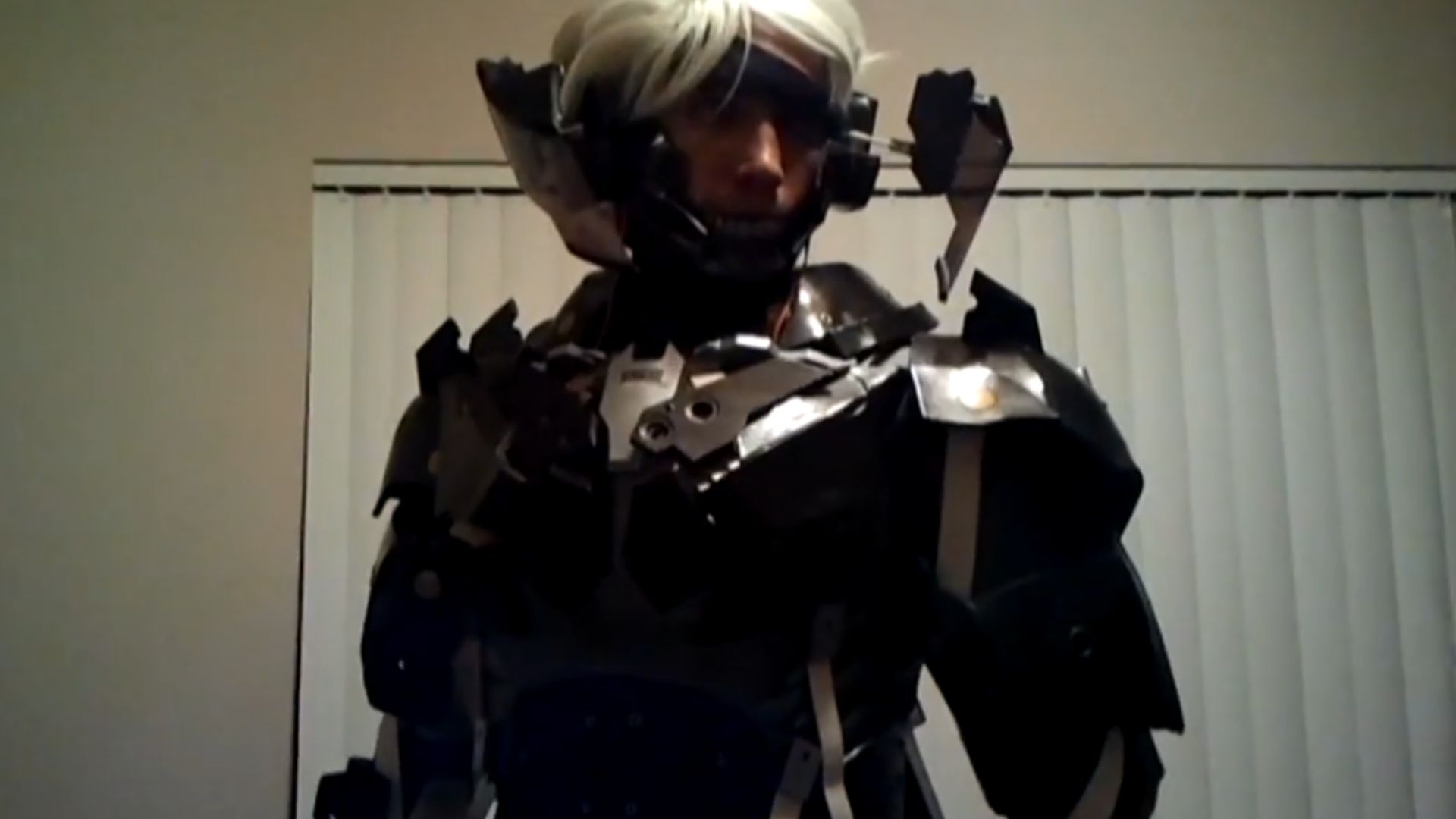10. Raiden avec le servoviseur et l'armure cybernétique