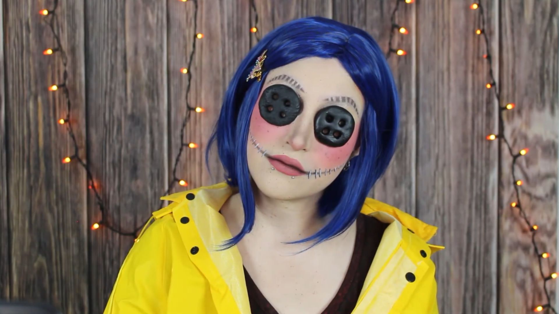 3. Coraline avec les yeux en boutons et l'imperméable