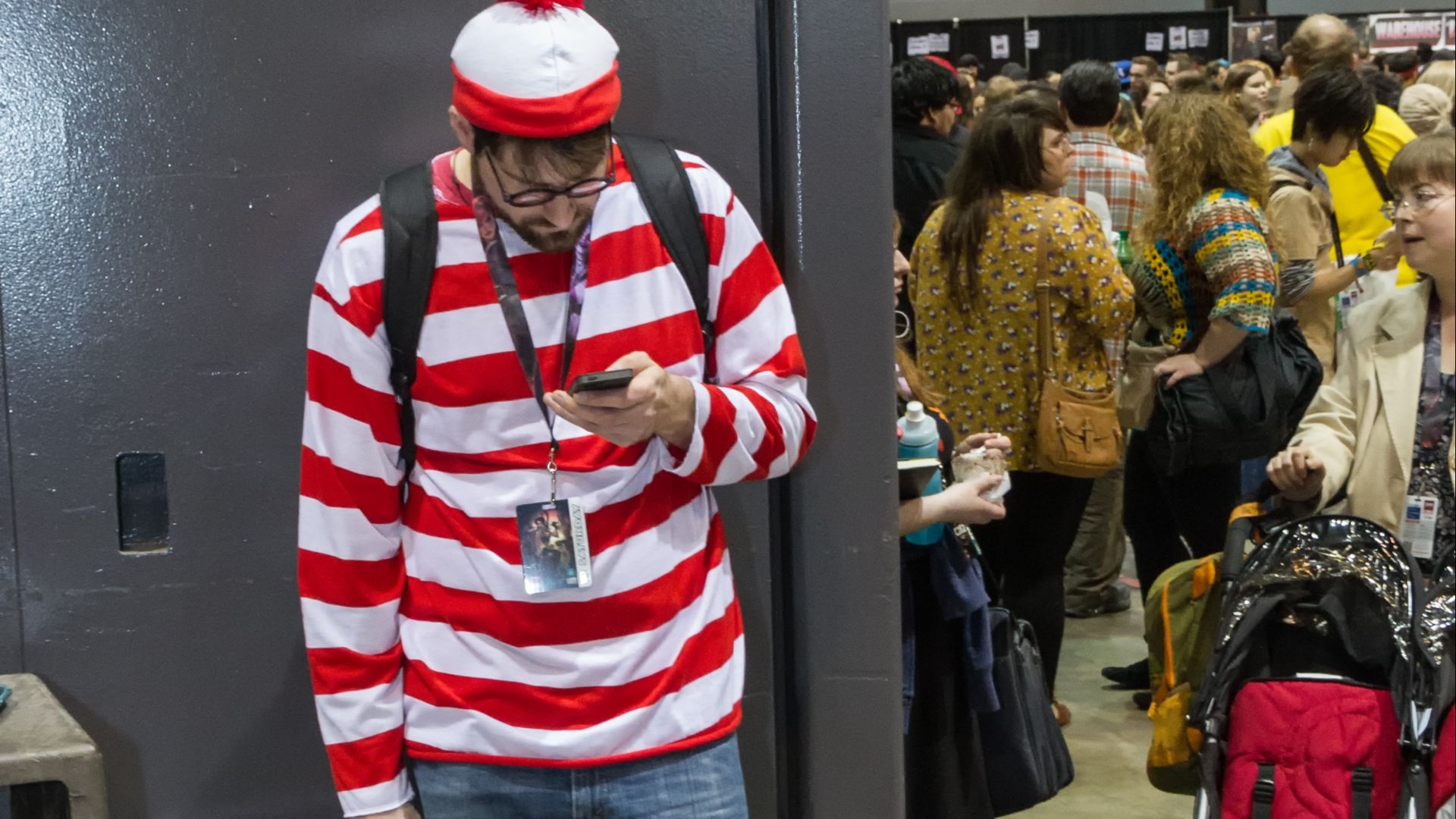 7. Waldo avec rayures rouges et bonnet