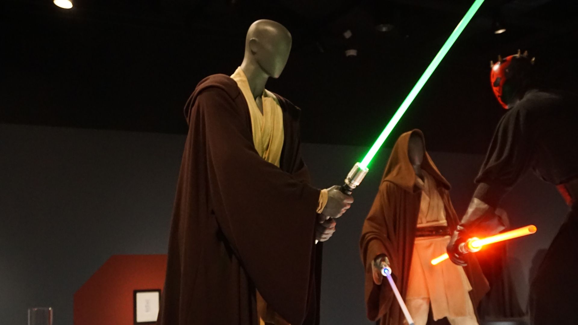 9. Chevalier Jedi avec robe et bâton lumineux