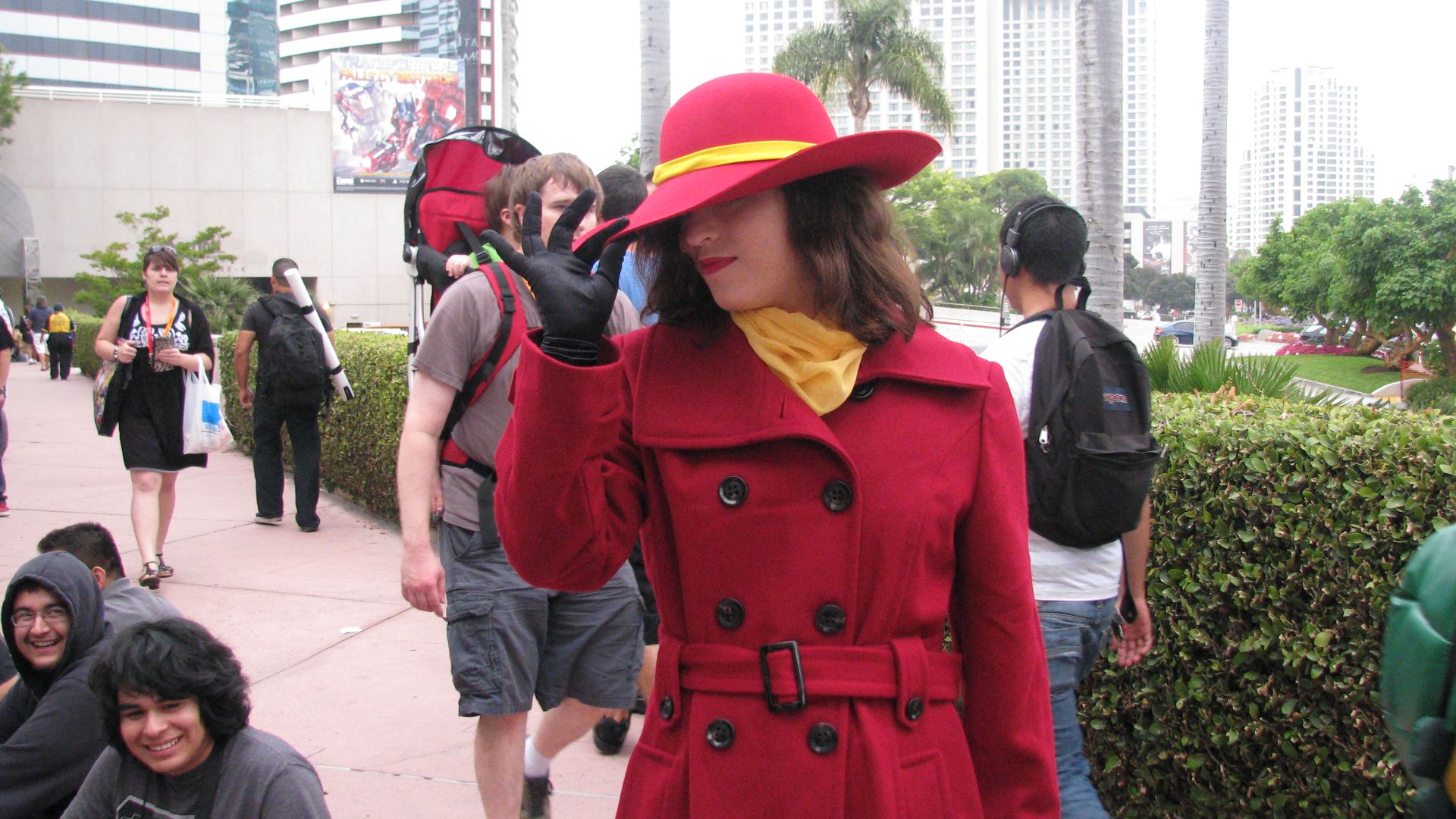 10. Carmen Sandiego avec trench et chapeau rouge
